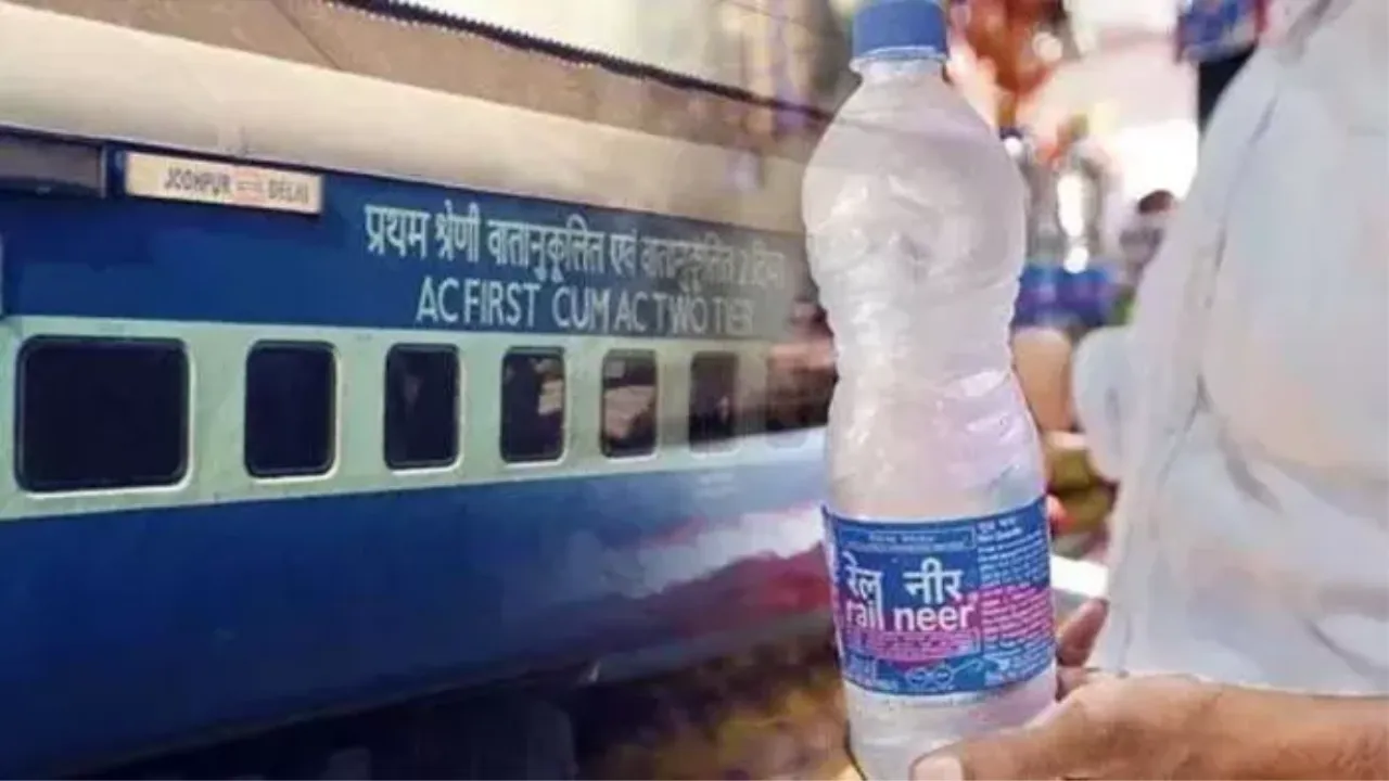 यहां ऐसे होती है कमाई...रेलवे स्टेशनों पर पानी में बेईमानी, पैसा वापस करने के बजाए बांट रहे टॉफी
