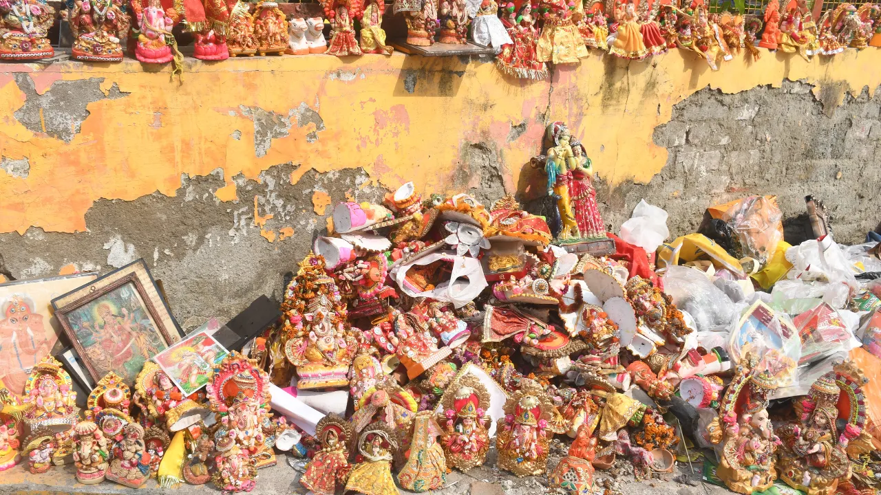 अपनी जिम्मेदारी समझें... इधर-उधर न रखें लक्ष्मी-गणेश की मूर्तियां, विसर्जन के लिए पर्याप्त उपाय फिर भी नहीं दिया ध्यान