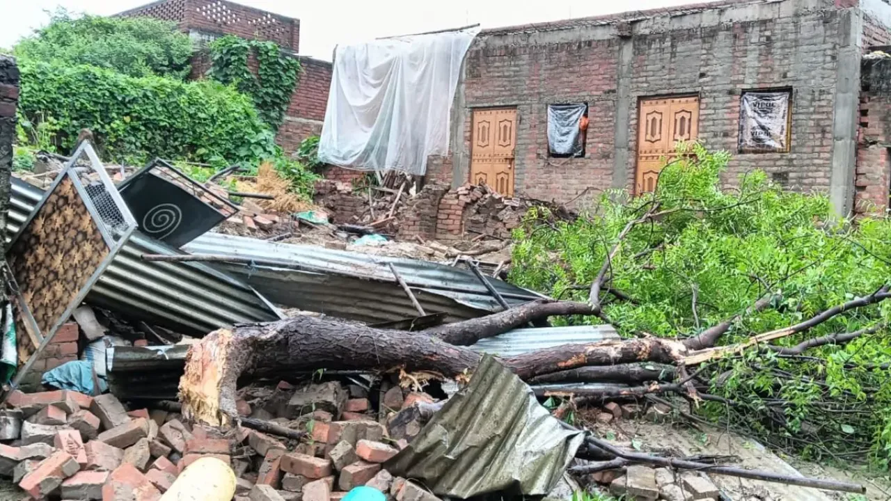 UP News: देवरिया में बारिश के कारण मकान की छत ढही, तीन लोग घायल 
