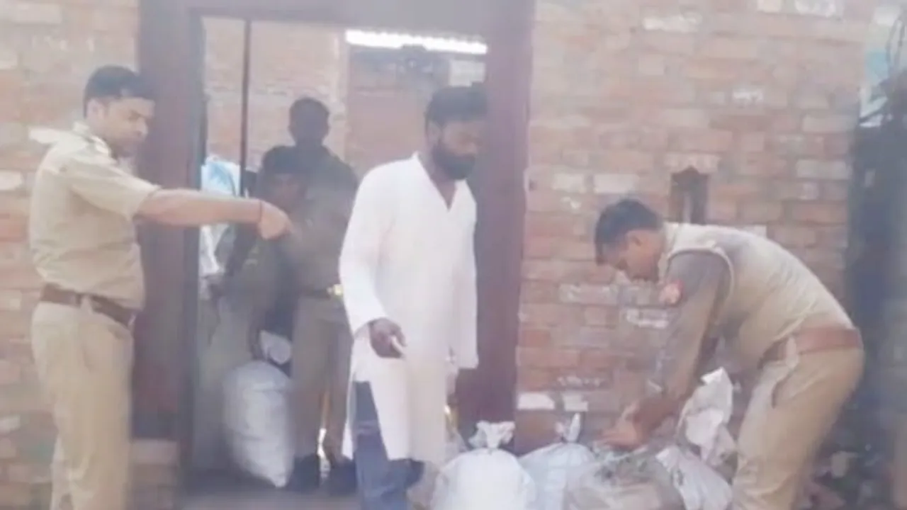 बिना लाइसेंस के चल रही पटाखा फैक्ट्री में मिला ढाई कुंटल विस्फोटक, पुलिस ने तीन आरोपियों को किया गिरफ्तार