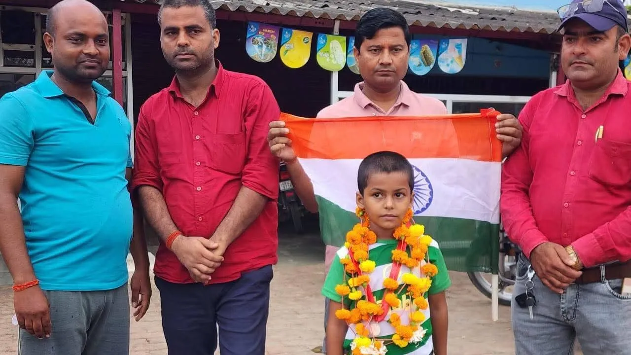 हौंसलों की उड़ान: हाथ में तिरंगा लेकर 6 वर्षीया अनामिका ने एक घंटे में दौड़कर तय की 10 किमी की दूरी,  नन्ही उड़नपरी का हौसला देखकर हर कोई अचंभित