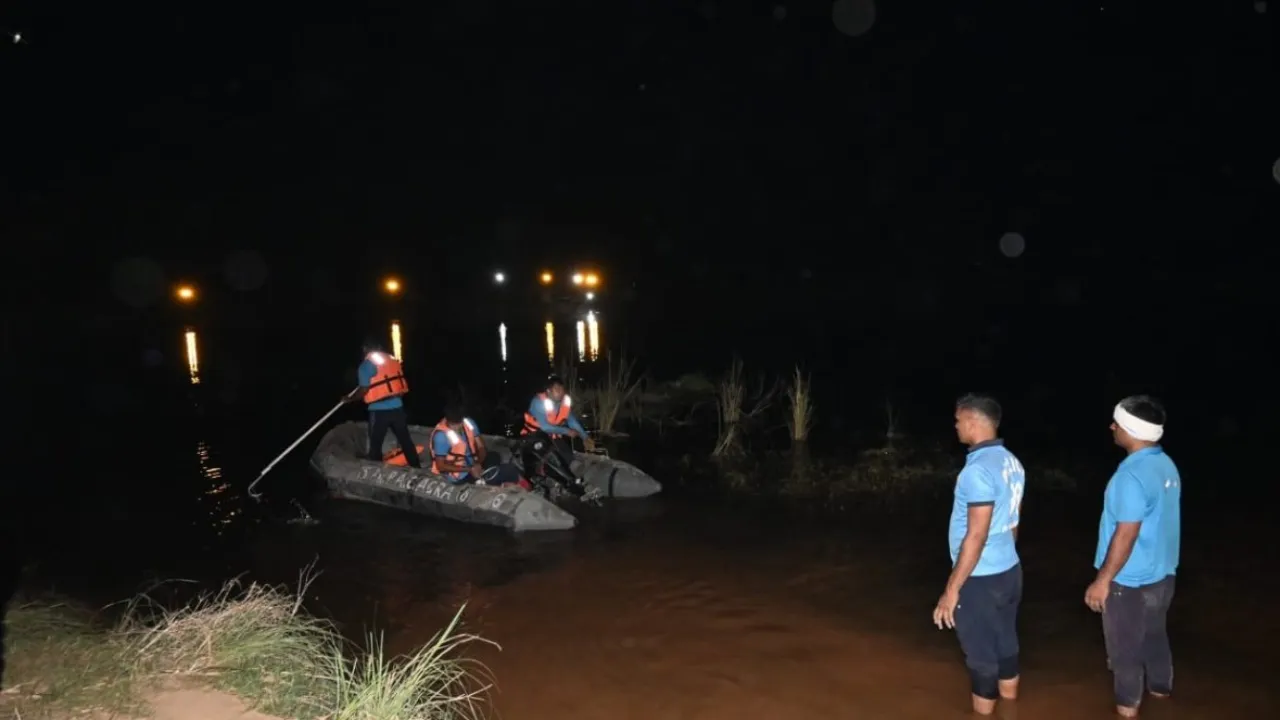 आगरा में बड़ा हादसा, मातम में तब्दील हुआ दुर्गा विसर्जन का जश्न, नदी में डूबे 11 लोग  