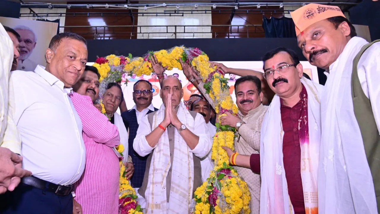 वर्ष में एक बार साथ बैठें सभी व्यापारी संगठन... रक्षामंत्री राजनाथ सिंह ने व्यापारियों को किया संबोधित, स्वदेशी अपनाने पर दिया जोर