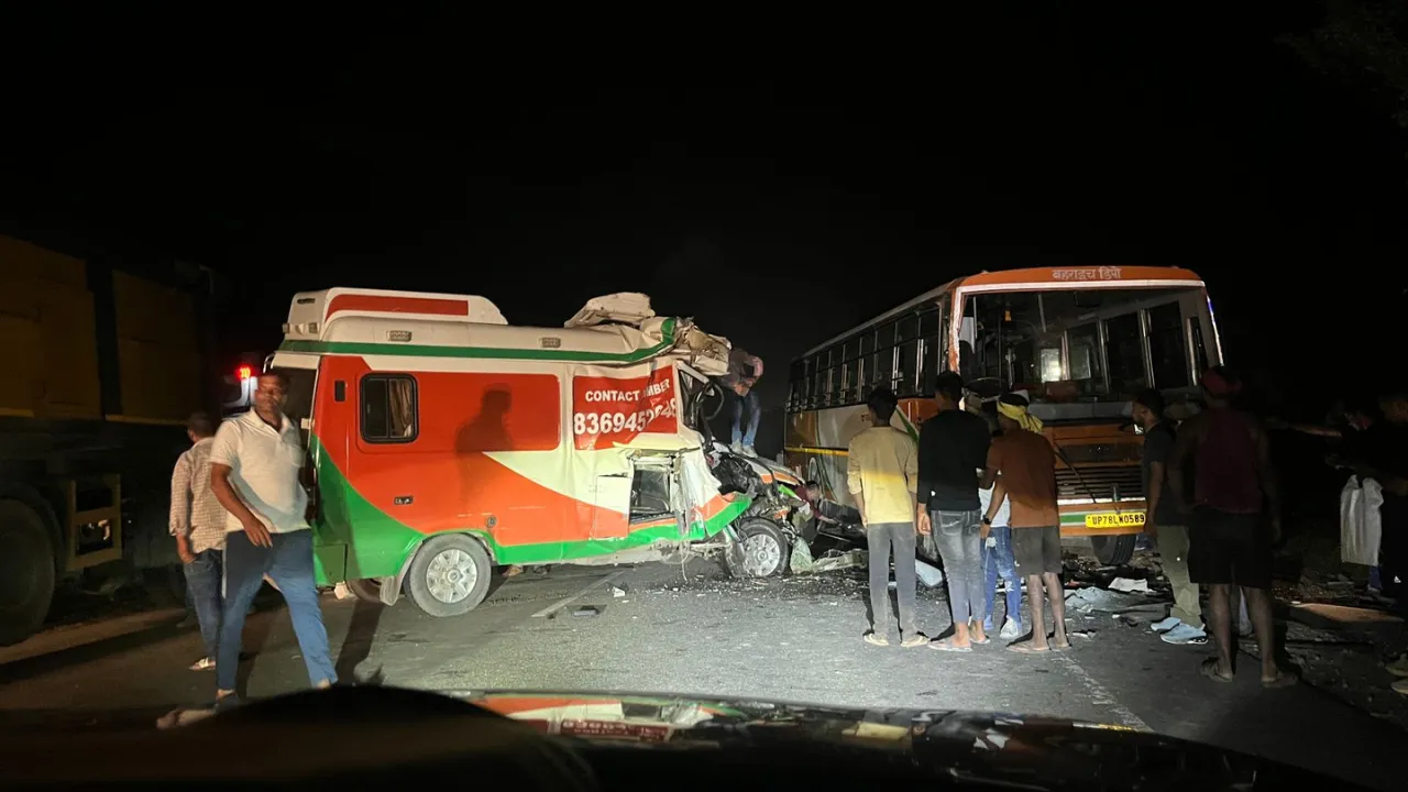 अमेठीः रोडवेज बस और एम्बुलेंस की टक्कर एम्बुलेंस चालक की मौत, गाड़ी में फंसा ड्राइवर का शव