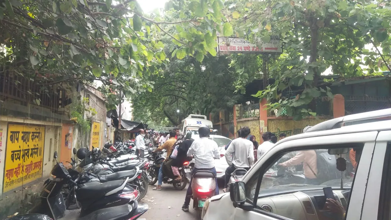UP News: डफरिन अस्पताल की जमीन पर चल रहा गैराज, इमरजेंसी के बाहर सड़क पर पार्किंग होने से लगता है जाम, फंसती हैं एंबुलेंस