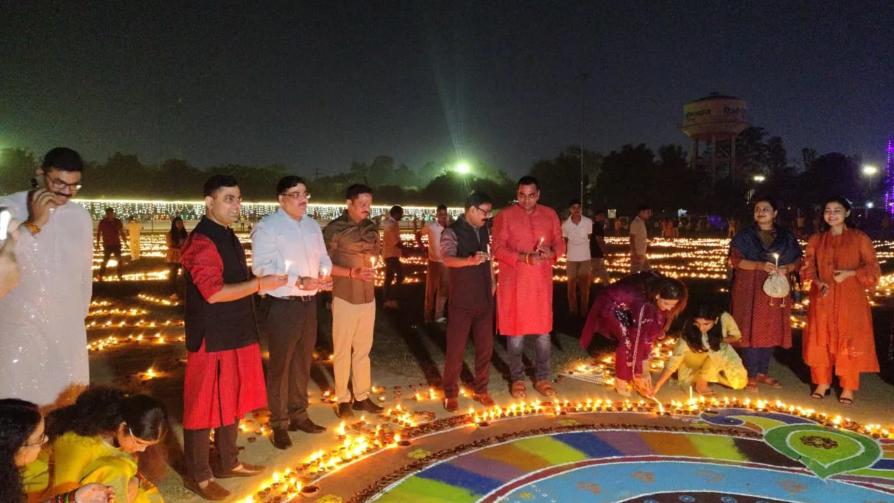 Diwali 2025: 55 हजार दीपकों से जगमगाई पुलिस लाइन, पुलिस अफसरों ने कुछ ऐसे मनाई दीपावली 