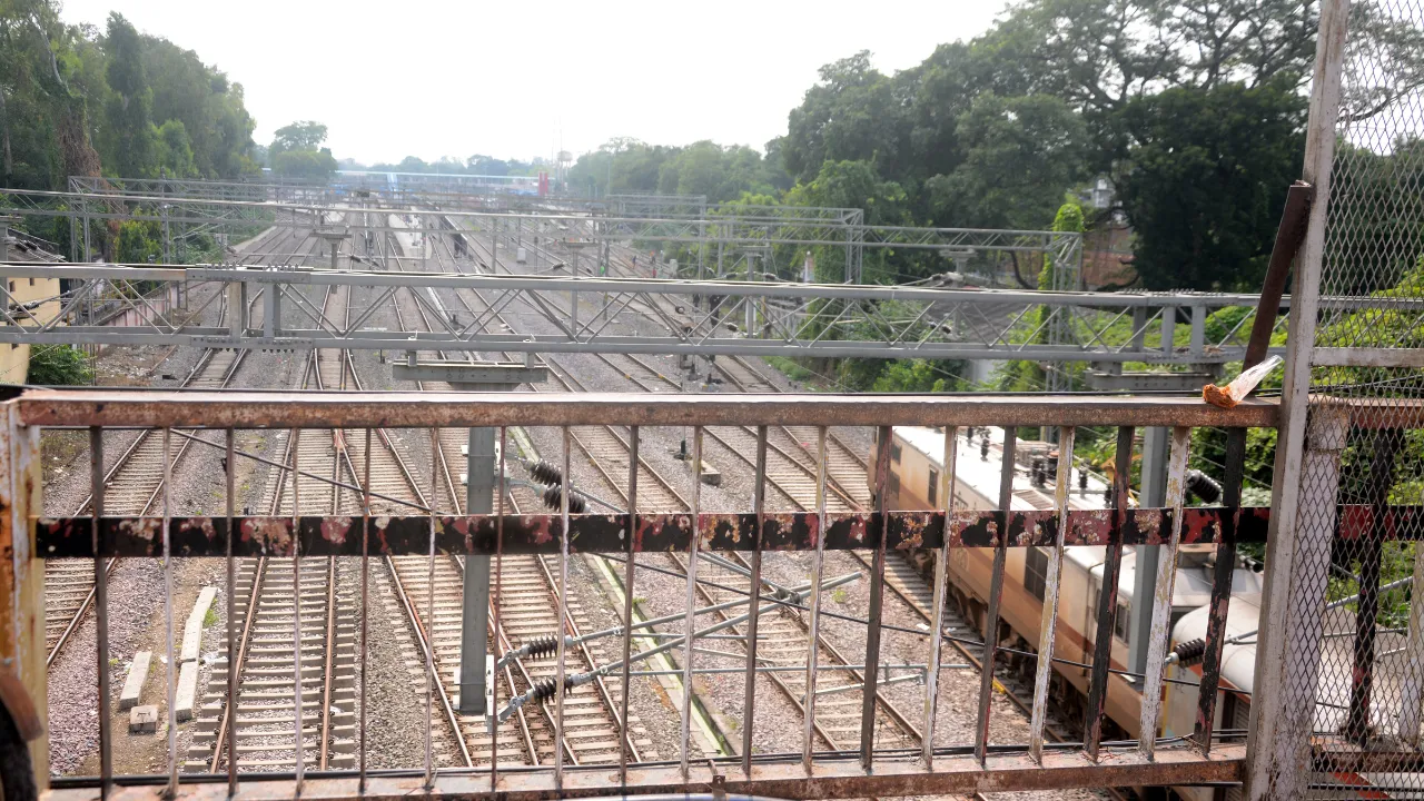 ऐशबाग रेलवे ओवरब्रिज से जालियां गायब, ट्रैक पर गिरने का खतरा, लोहे की दो फिट ऊंची ग्रिल सुरक्षा के लिए नाकाफी