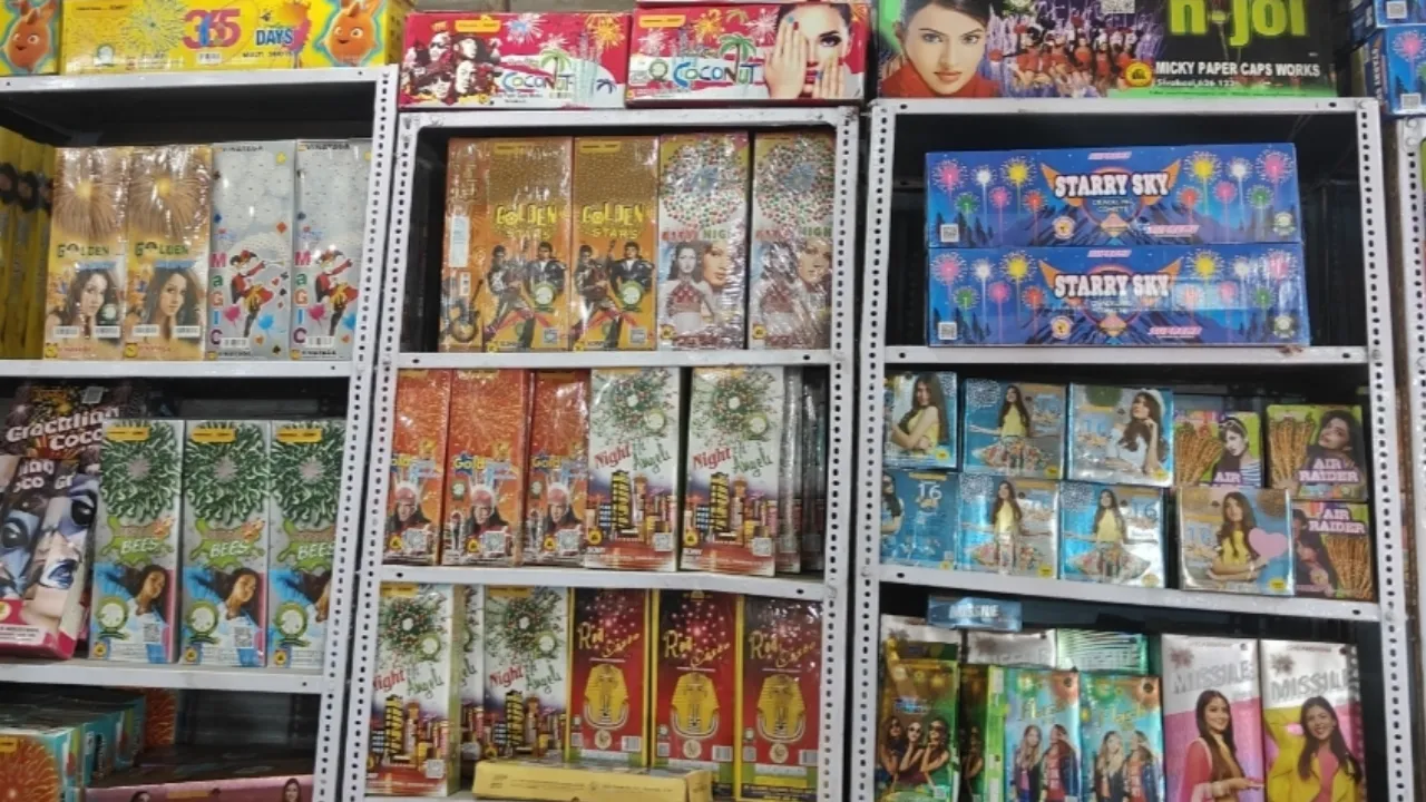 Diwali 2025: राजधानी में 1018 दुकानों से बिकेगा पटाखा, देखें लिस्ट... पुलिस ने जारी किया दुकानदारों को अनुमति पत्र, पांच दिन सजेगा बाजार