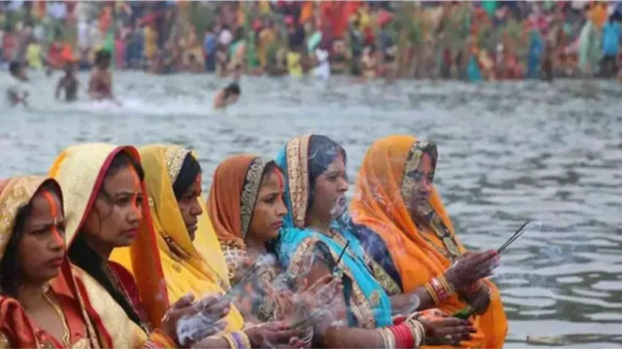 वाराणसीः छठ महापर्व पर गंगा घाटों पर वाटर बैरिकेडिंग और ड्रोन से निगरानी 