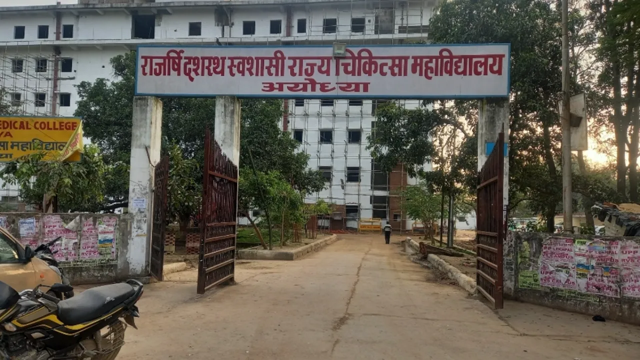 लाखों की ईईजी मशीन ही मिर्गी की शिकार.... जिला अस्पताल में डेढ़ साल से बंद कमरे में फांक रही धूल