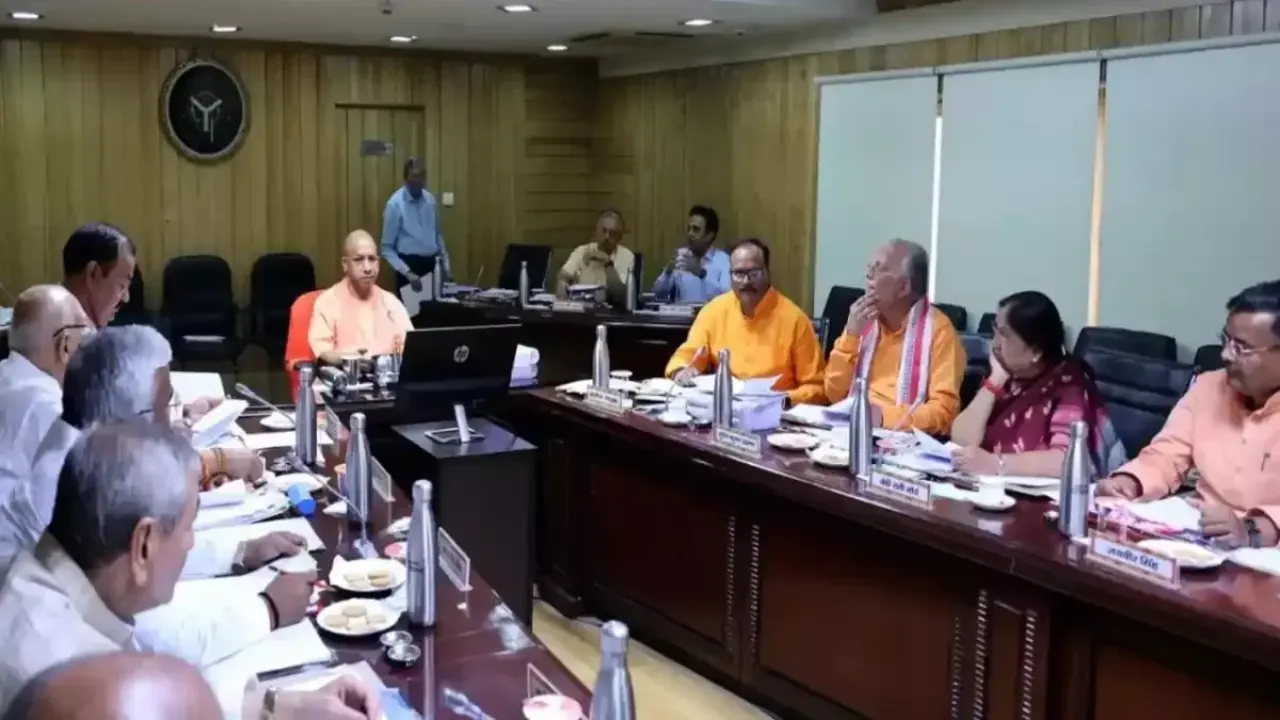 UP News: योगी सरकार का शिक्षकों के लिए बड़ा फैसला, एडेड माध्यमिक विद्यालयों के 1641 के होंगे ऑफलाइन ट्रांसफर