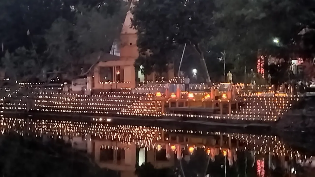 Diwali 2025: दीपोत्सव से जगमगाया गोमती उद्गम तीर्थ स्थल, बिखरी अलौकिक छटा