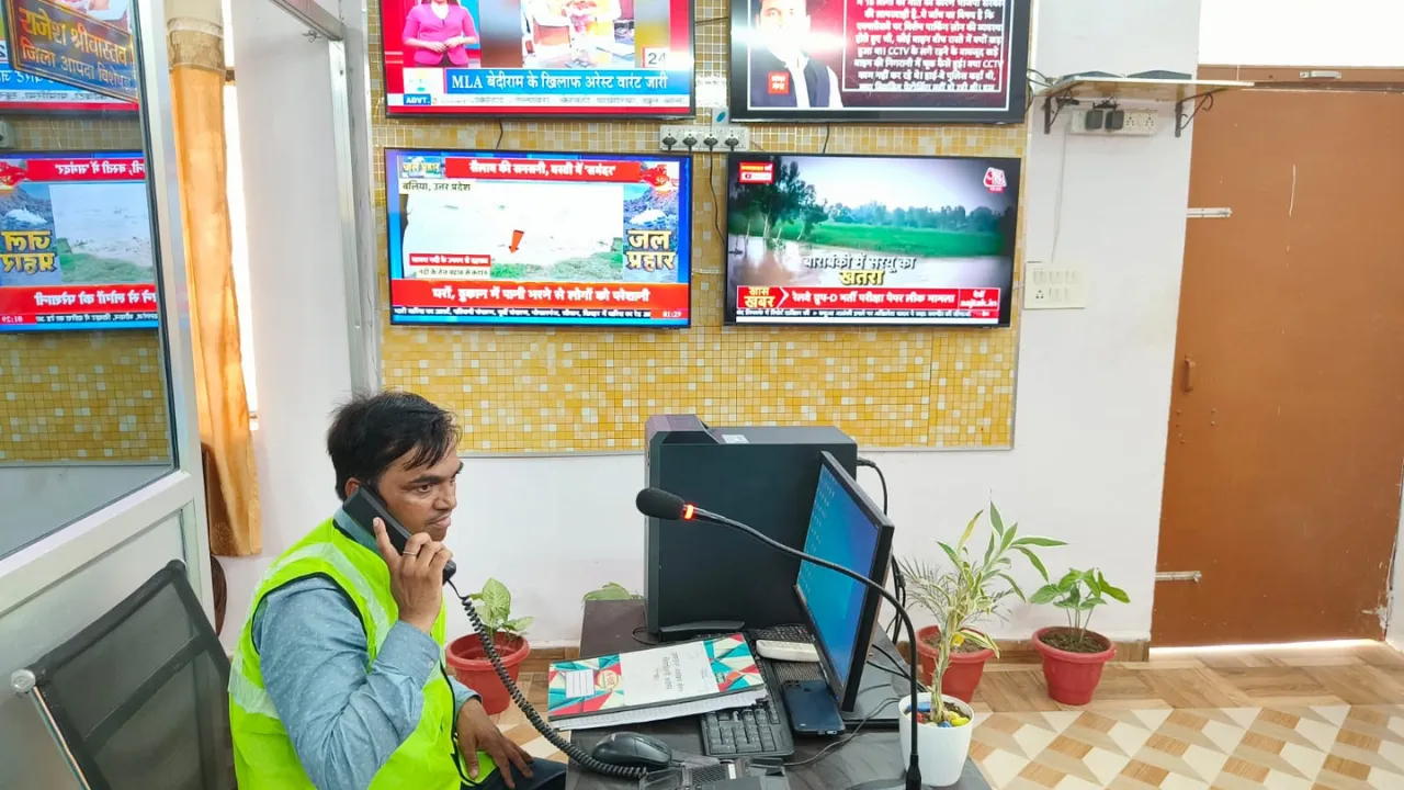Gonda News:  छठ पूजा को लेकर कलेक्ट्रेट परिसर में बनाया गया इमरजेंसी ऑपरेशन सेंटर, डीएम ने अफसरों को सौंपी जिम्मेदारी
