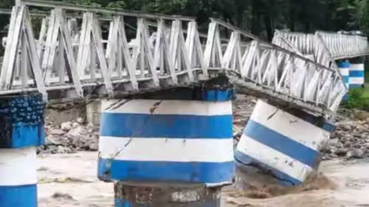 Darjeeling Bridge Collapsed: पश्चिम बंगाल पर मॉनसून की मार, भूस्खलन से 6 की मौत,भरभराकर ढहा पुल, वीडियो