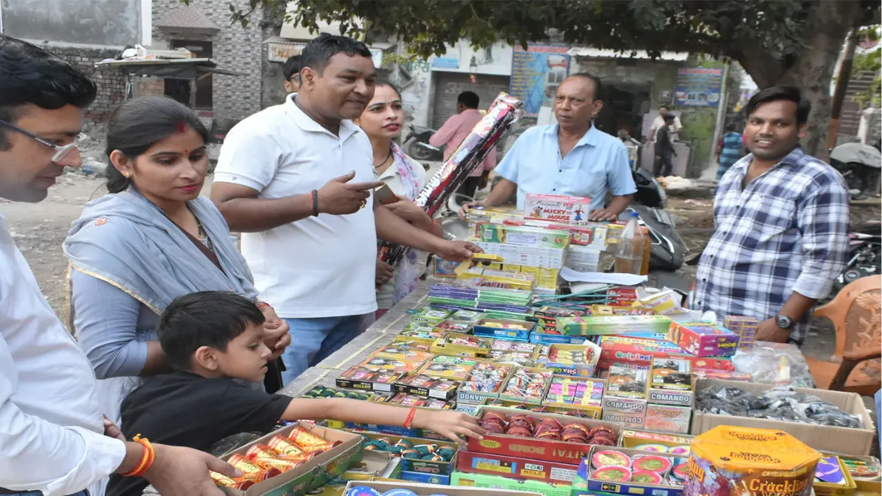 आज होगी धूम-धड़ाम वाली दिवाली, खूब बिके पटाखे... आतिशबाजी की दुकानों पर सुबह छाई रौनक