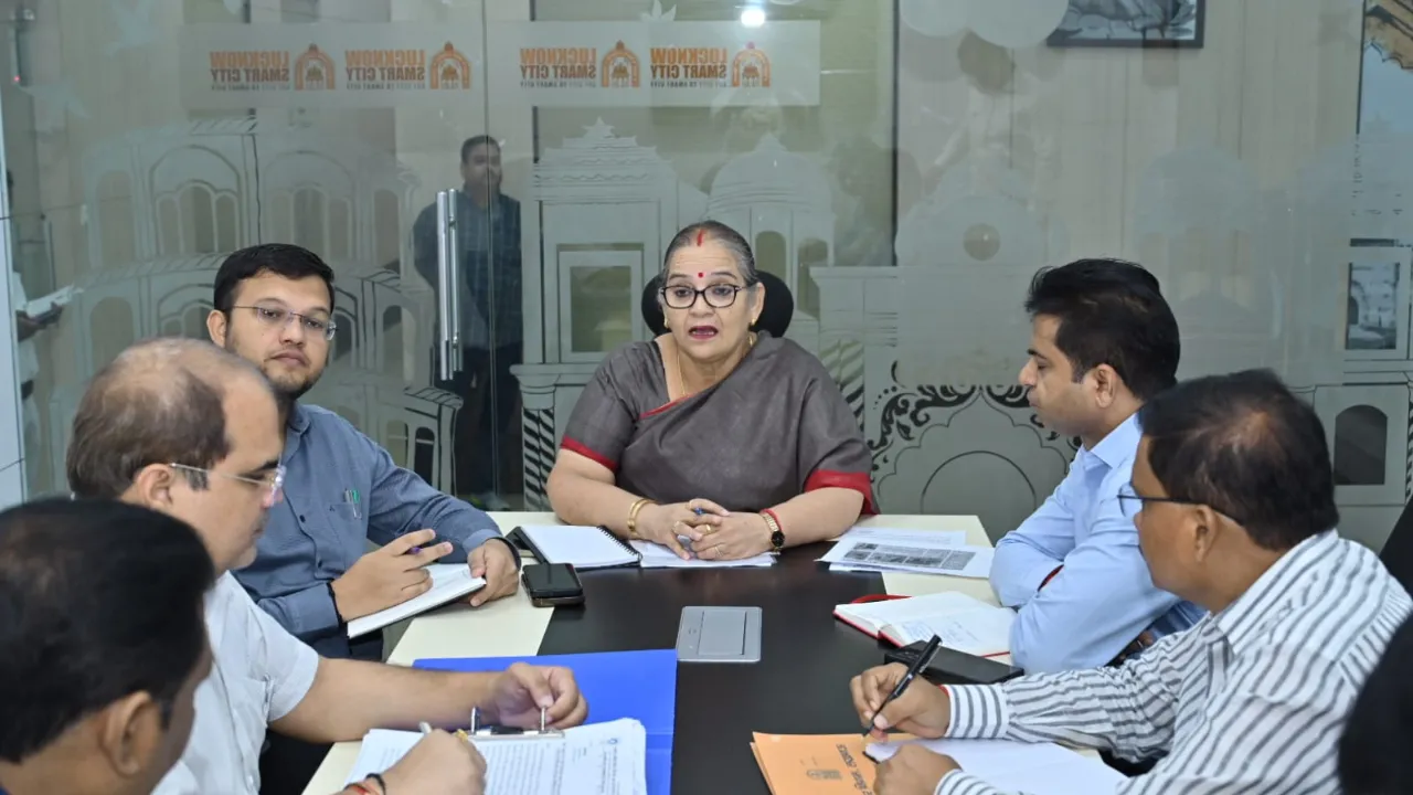 UP News: भरवारा और कठौता झील की सफाई में देरी पर जलकल महाप्रबंधक को नोटिस, महापौर ने समीक्षा बैठक में जताई नाराजगी