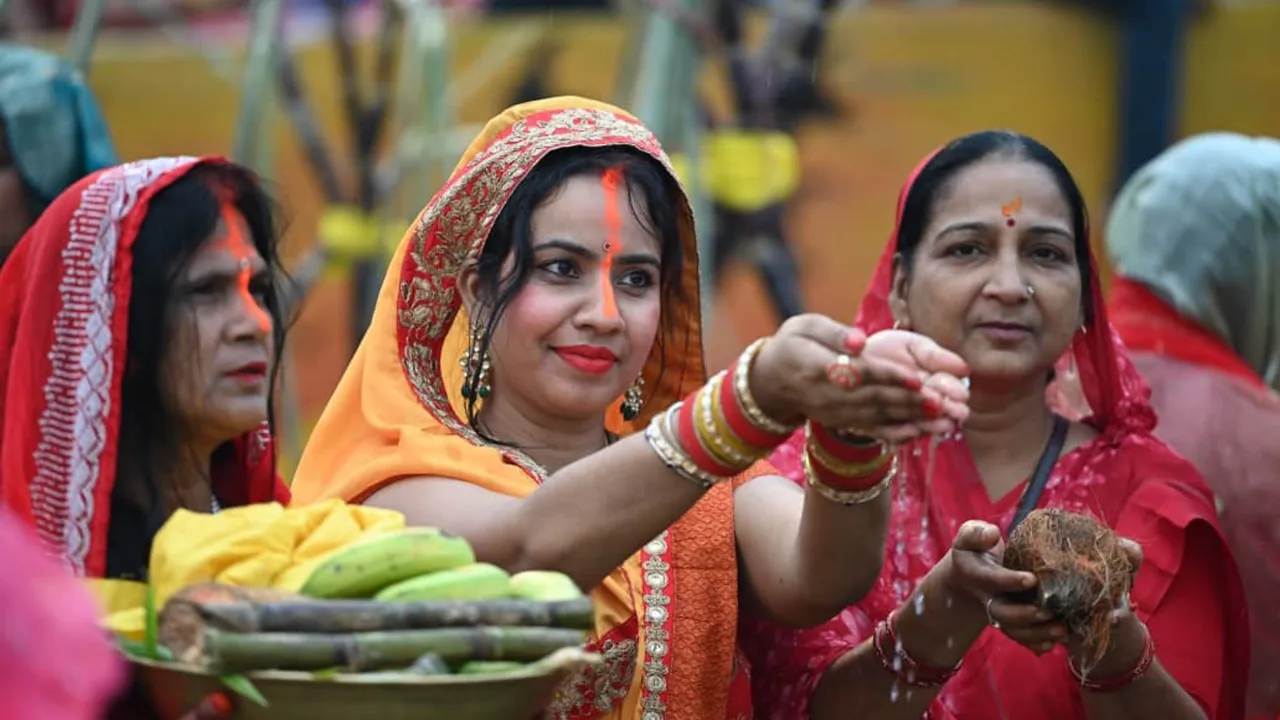 छठ महापर्व की धूम: देशभर में उगते सूर्य को अर्घ्य देकर महिलाओं ने संपन्न किया 36 घंटे का महाव्रत, पीएम मोदी ने दी शुभकामनाएं