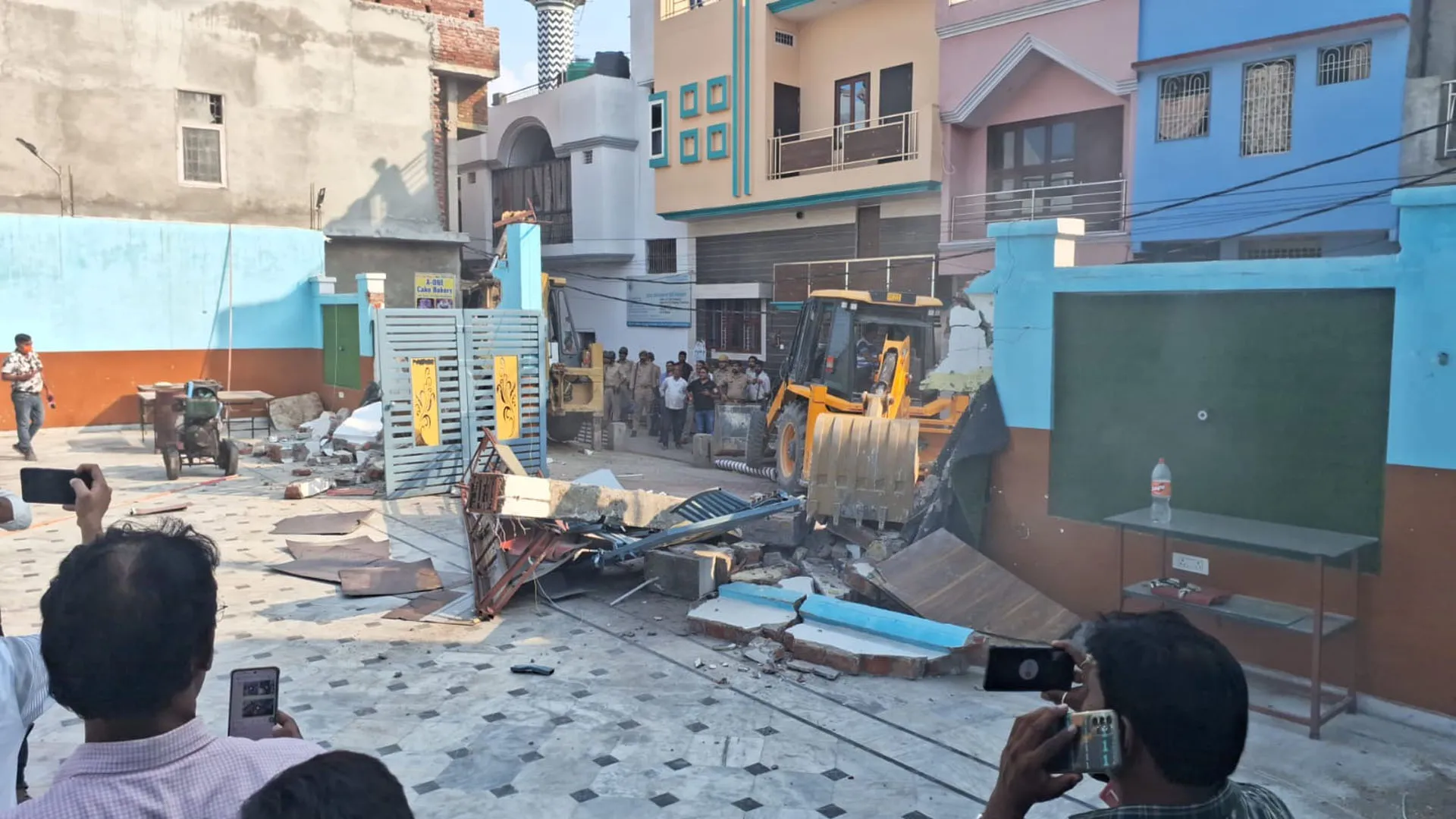 Bareilly : देखिए वीडियो...तौकीर के खासम खास डॉ. नफीस के शादी हॉल पर चला बुलडोजर, सैलानी पर भी हटाया अतिक्रमण