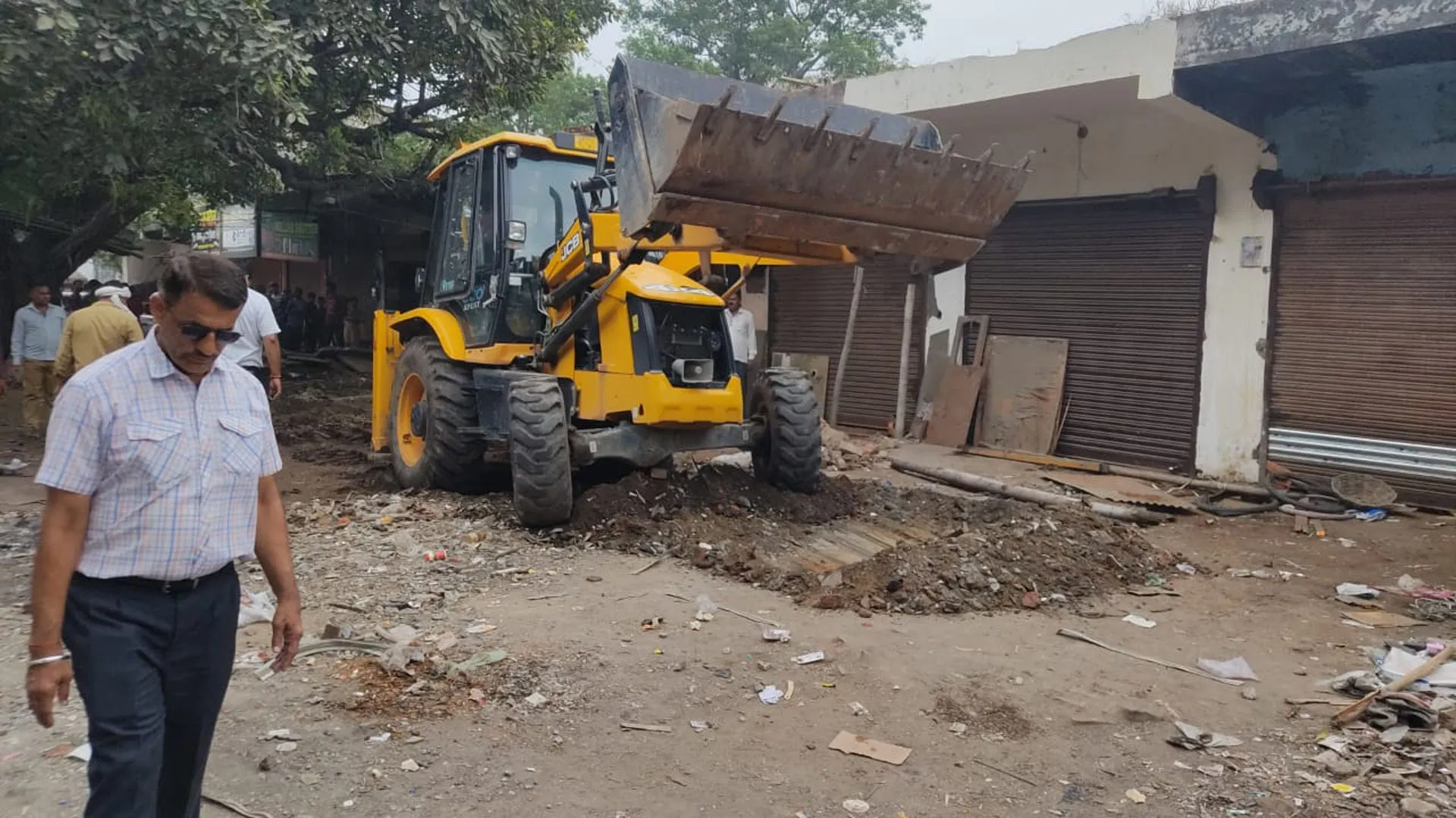 Bareilly: नगर निगम ने अपनी ही 34 दुकानों के आगे चलाया बुलडोजर, हटाया गया अतिक्रमण