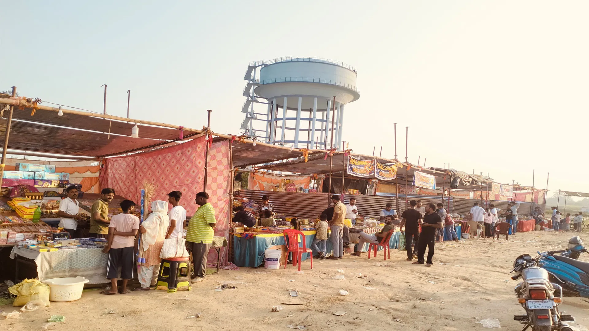 Moradabad: दीपावली की पूर्व संध्या पर खूब हुई पटाखों की बिक्री...अनार, फुलझड़ी, रॉकेट पहली पसंद