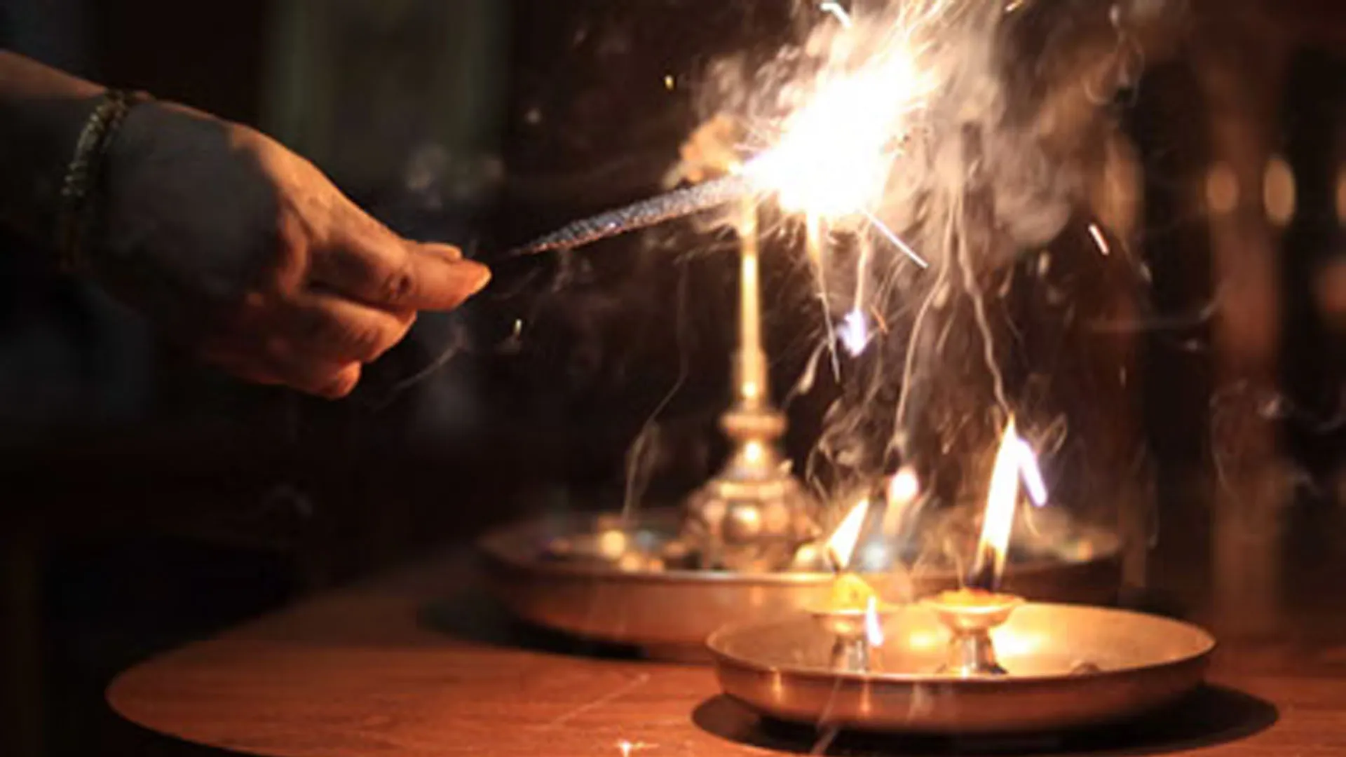 Moradabad: पटाखों की चिंगारी से आंखों को बचाएं...घरेलू नुस्खे भूलकर न आजमाएं