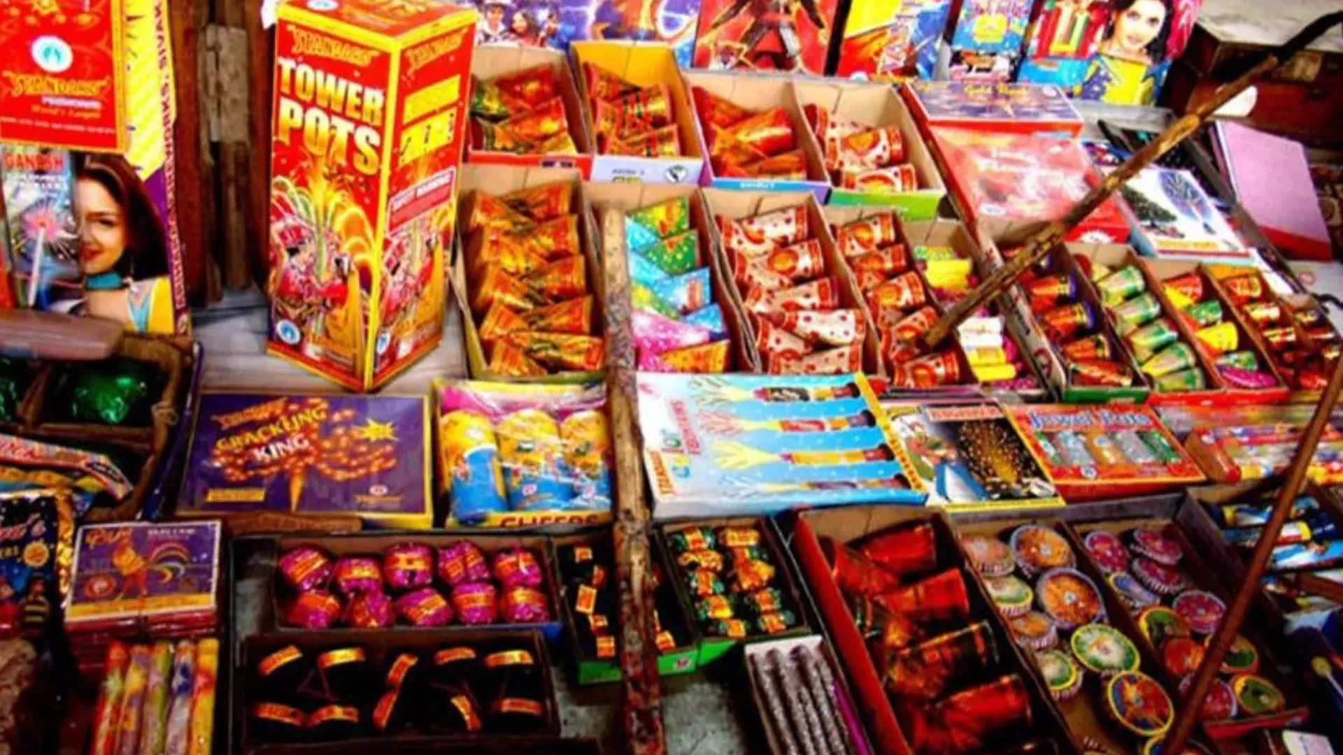 अलर्ट: थोक पटाखा व्यापारियों के गोदाम और दुकानों की होगी जांच