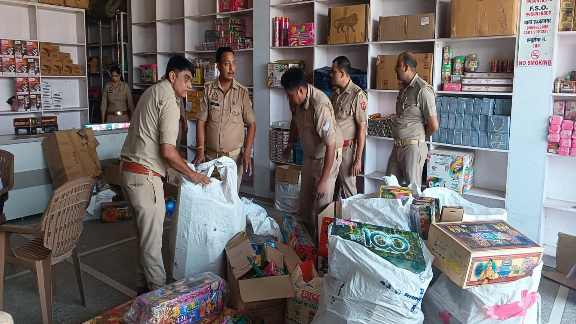 Bareilly : सौ फुटा रोड पर छापेमारी कर अवैध पटाखों का जखीरा किया बरामद