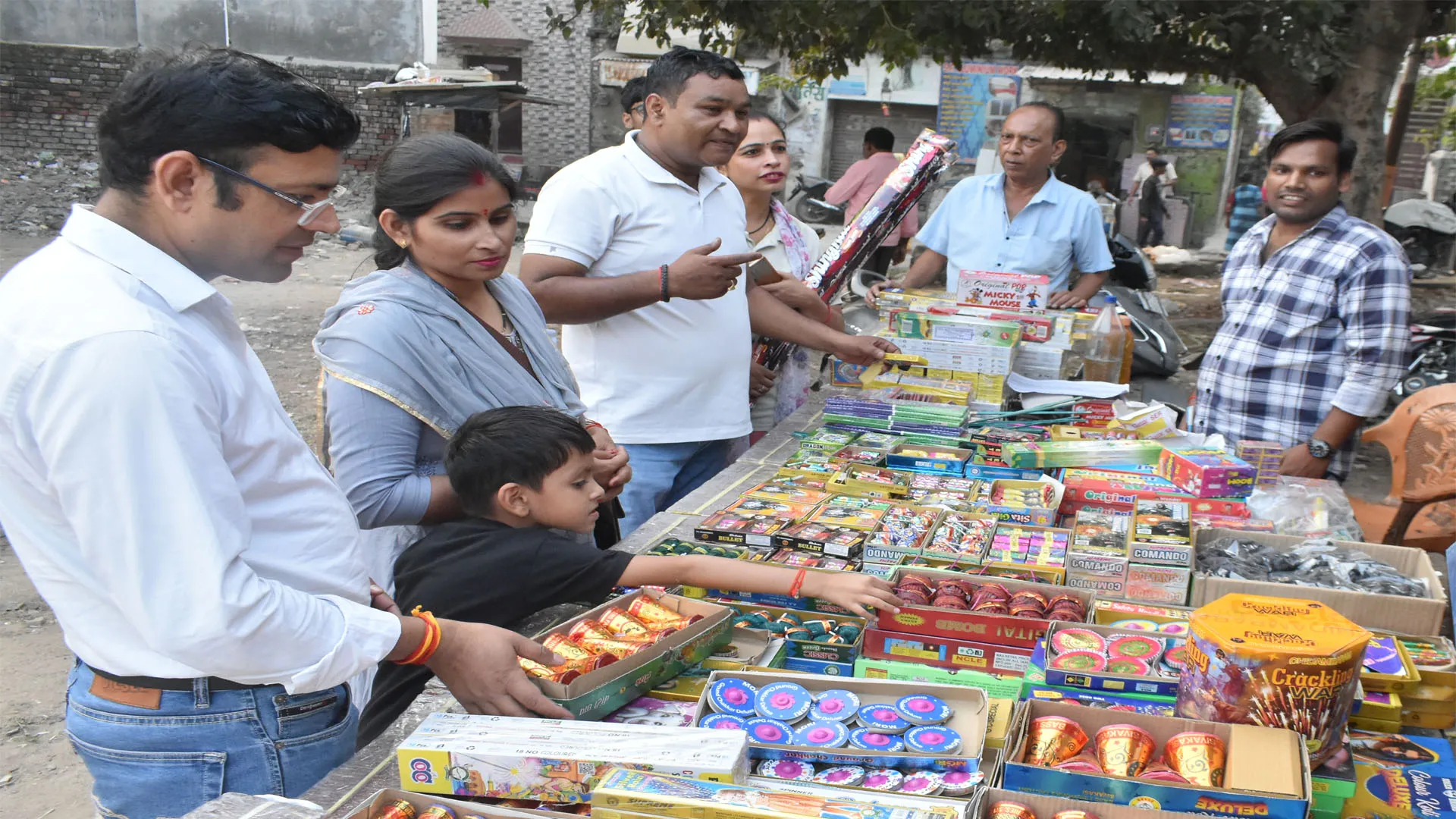 Bareilly : इस दिवाली भी सर चढ़कर बोल रहा फुलझड़ी, अनार और चकरी का जादू 