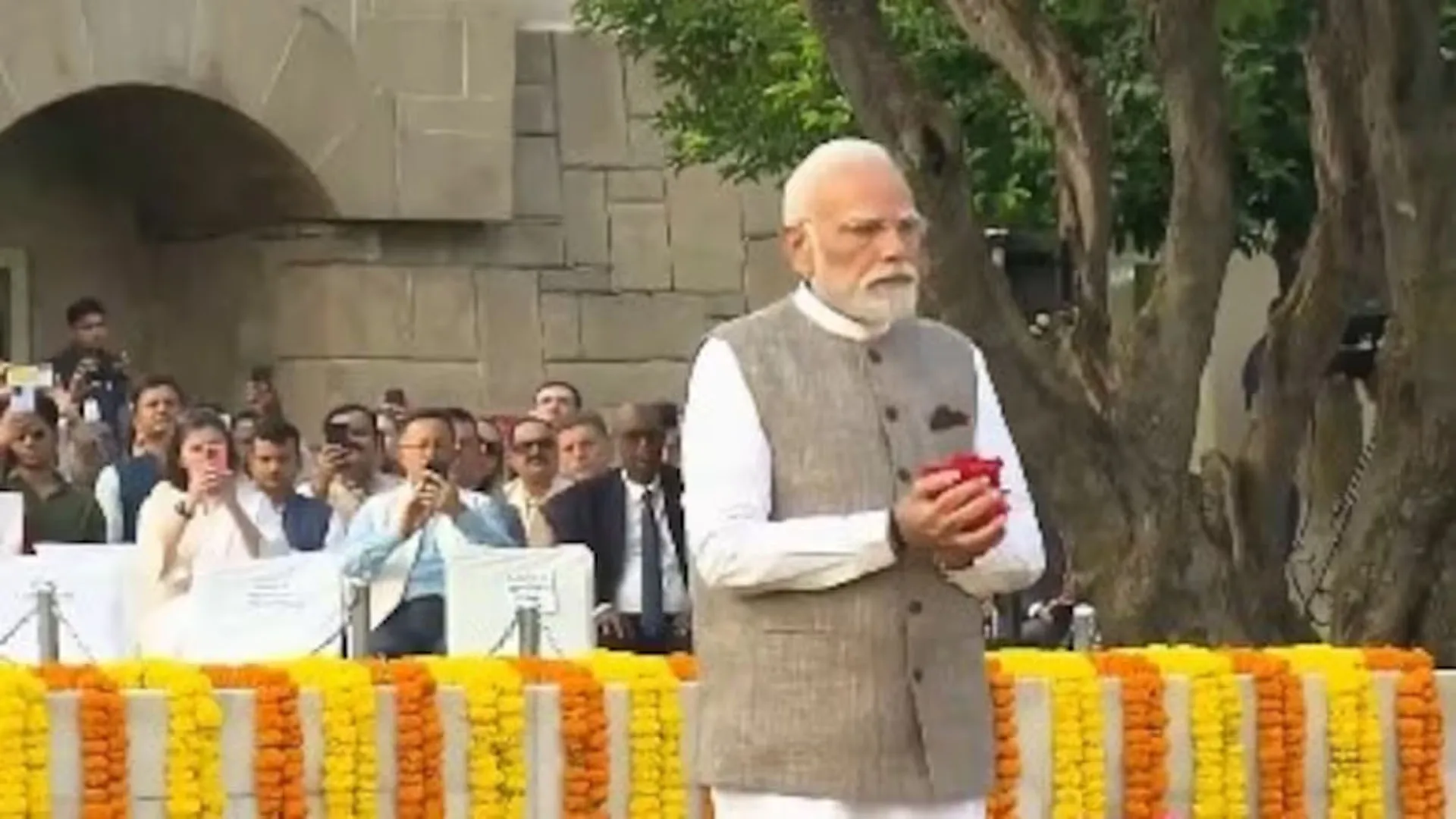 गांधी जयंती : प्रधानमंत्री ने राजघाट जाकर बापू को दी श्रद्धांजलि , कहा-उनके आदर्शों ने मानव इतिहास की दिशा बदली