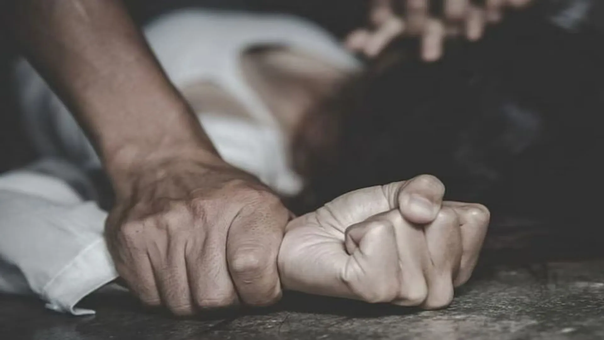 मथुरा : संत प्रेमानंद का अकेले दर्शन कराने का झांसा देकर युवक ने किया युवती से दुष्कर्म