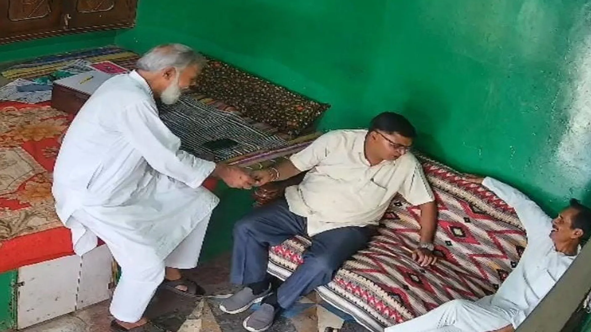 Rampur: राइस मिल में रुपये लेते मंडी सचिव का वीडियो वायरल