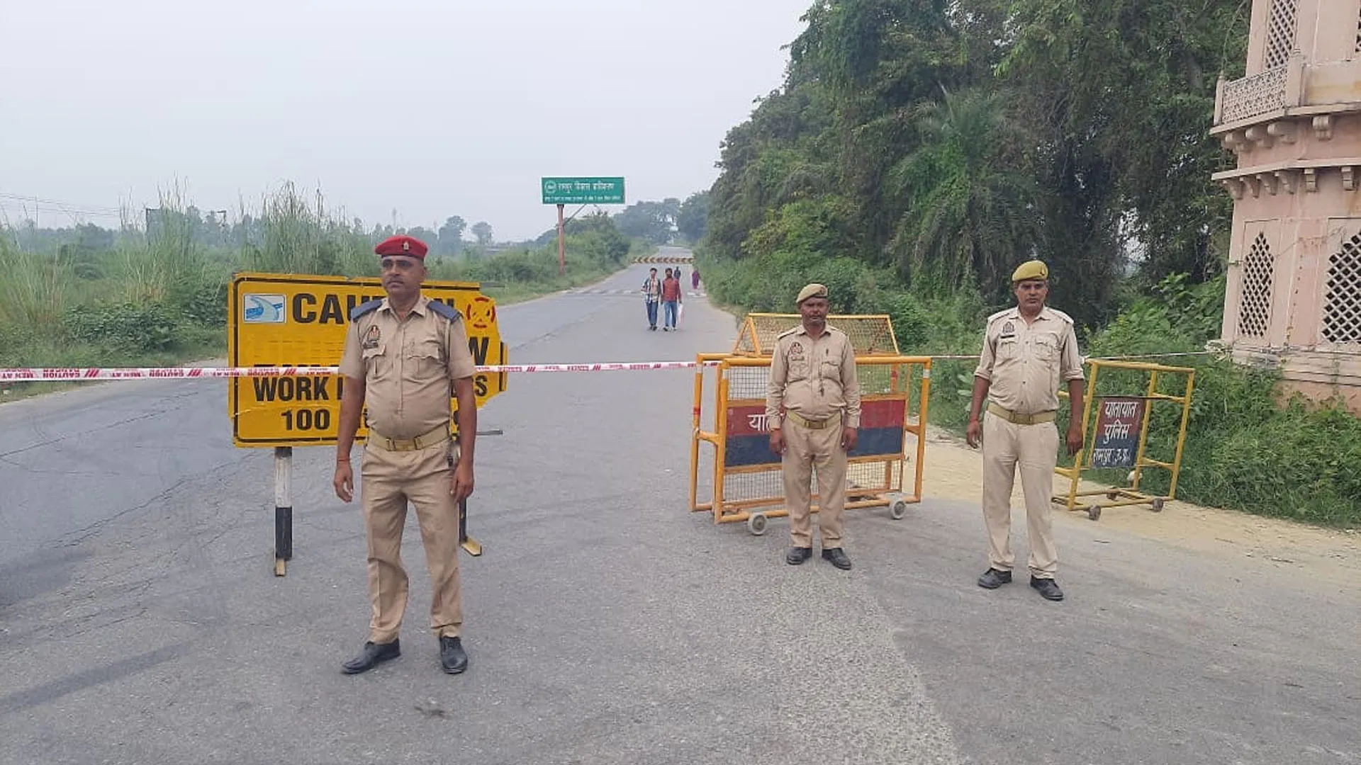 Rampur: शहजादनगर बाईपास से निकाले जा रहे लोग, पुलिस बल तैनात