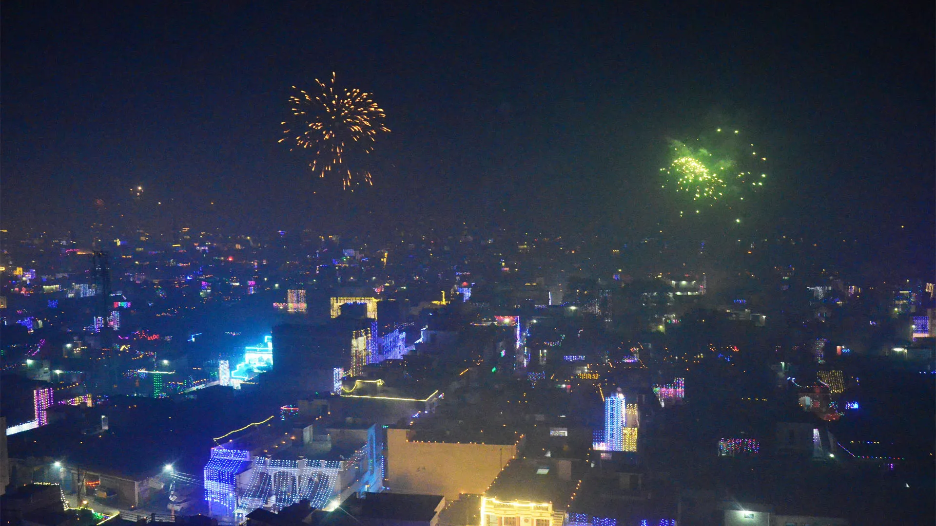 Bareilly : दिवाली की रोशनी से जगमगाया अंबर...धरती पर उतरी आकाश गंगा