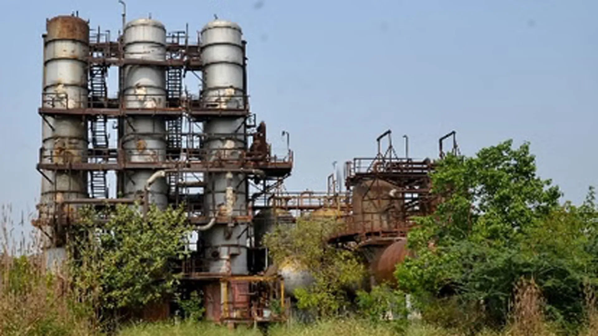 रबर फैक्ट्री :कर्मचारियों को अंतरित राहत भुगतान पर डीएम के साथ हुई गहन चर्चा