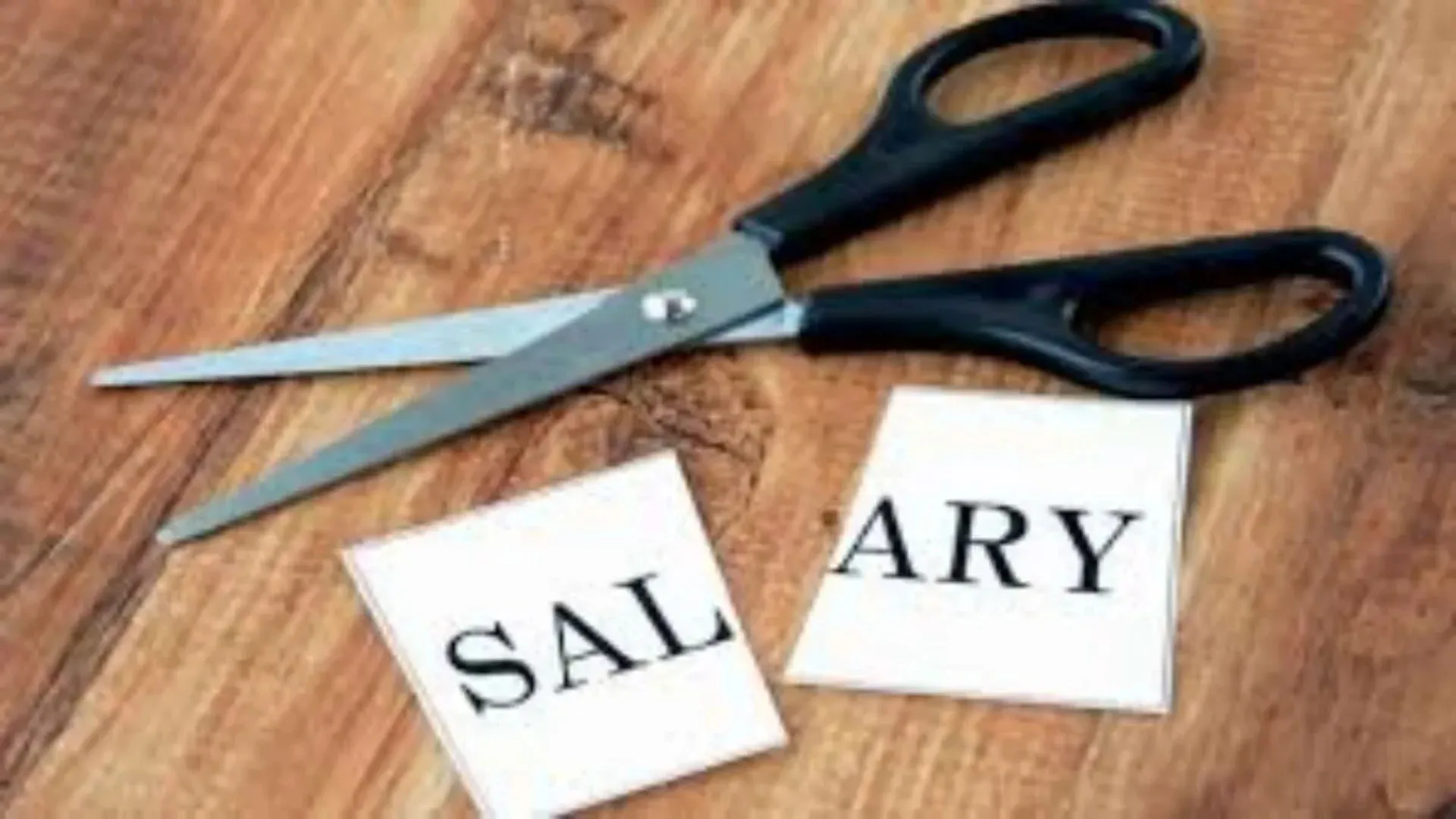 Moradabad: औचक निरीक्षण में 54 कर्मचारी मिले गैरहाजिर, वेतन आहरण पर रोक