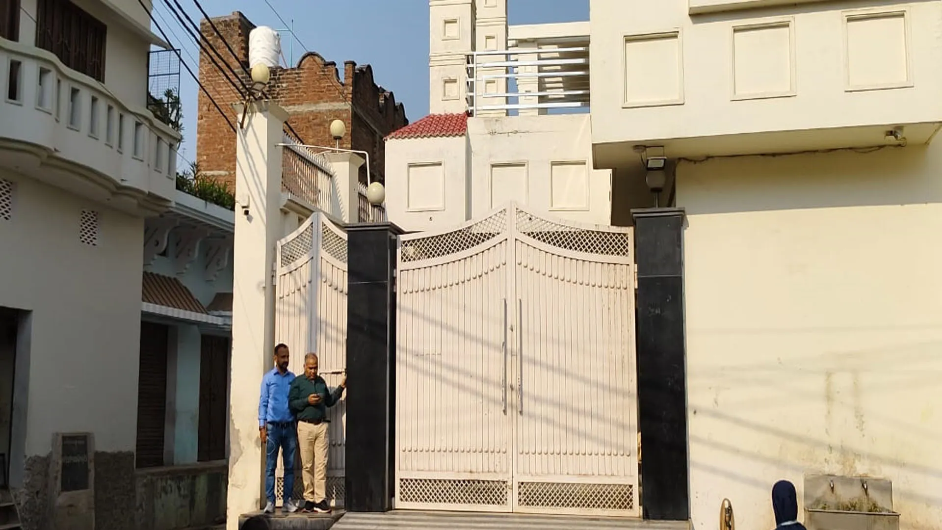 UP : संभल में मीट फैक्ट्री और मालिक के घर आयकर विभाग का छापा