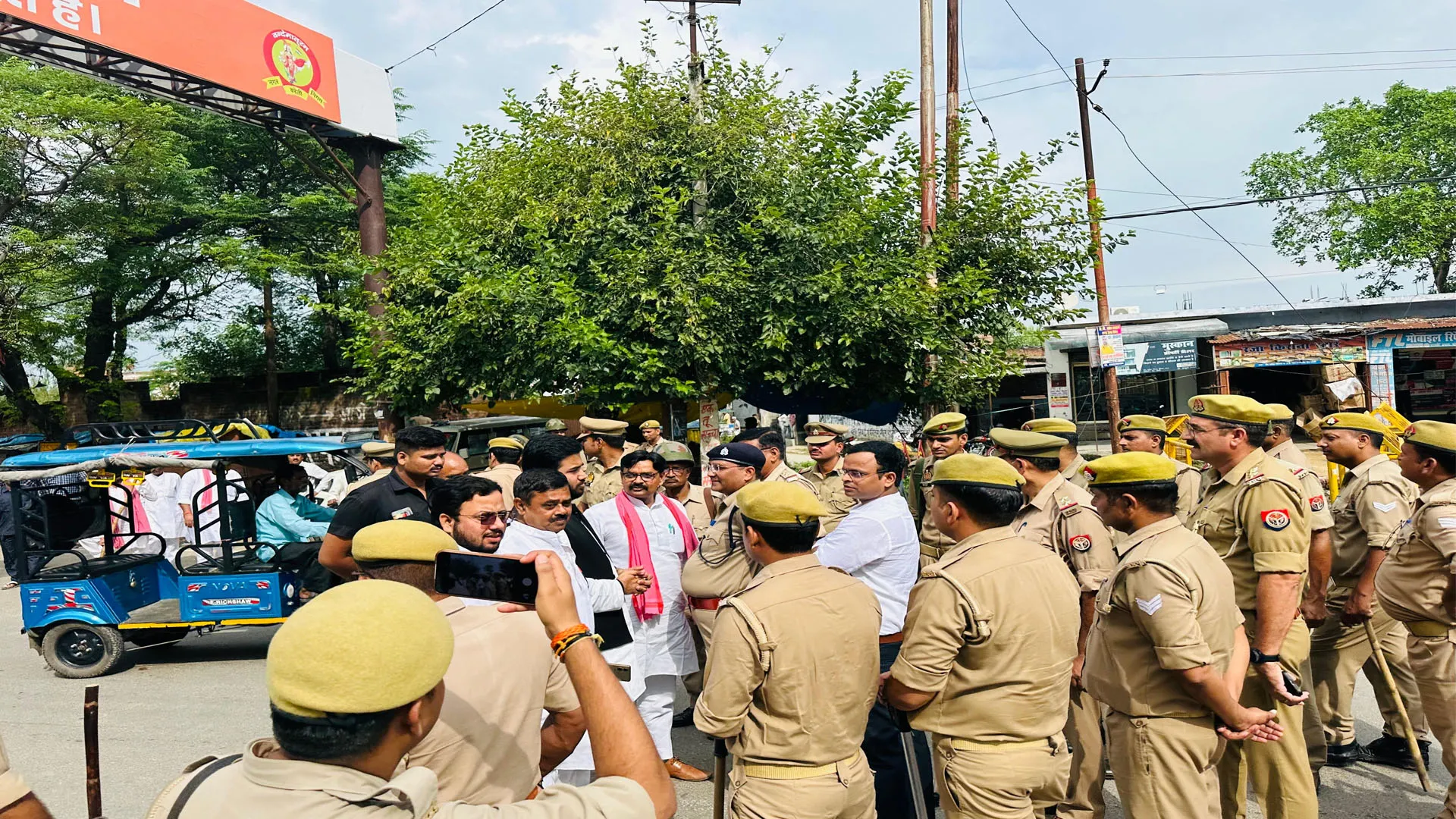 UP : अखिलेश को नहीं मिली सड़क मार्ग से रामपुर जाने की अनुमति, सपाईयों को बैरियर पर पुलिस ने रोका