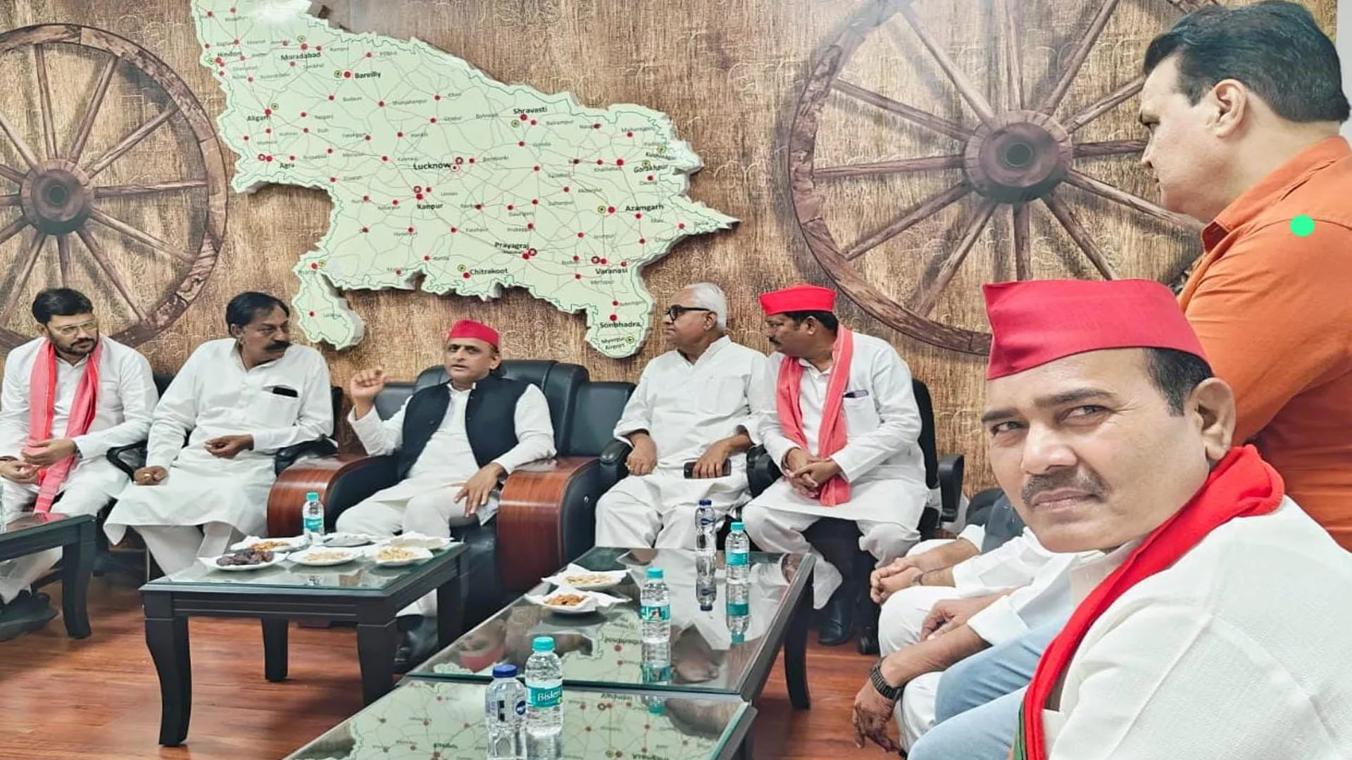 Bareilly : अखिलेश से मिलकर सपा के वरिष्ठ नेताओं शहर के बवाल पर की चर्चा