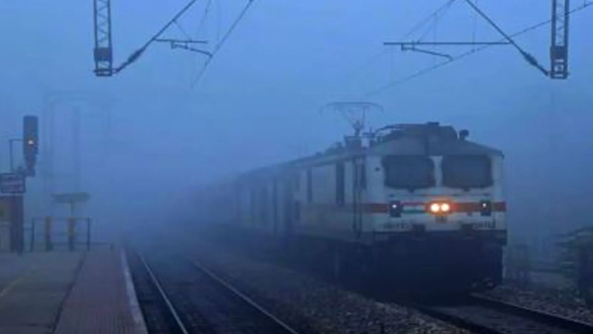 Bareilly: कोहरे में ट्रेनों की रफ्तार बनाए रखने के लिए फॉग सेफ डिवाइस का इस्तेमाल शुरू