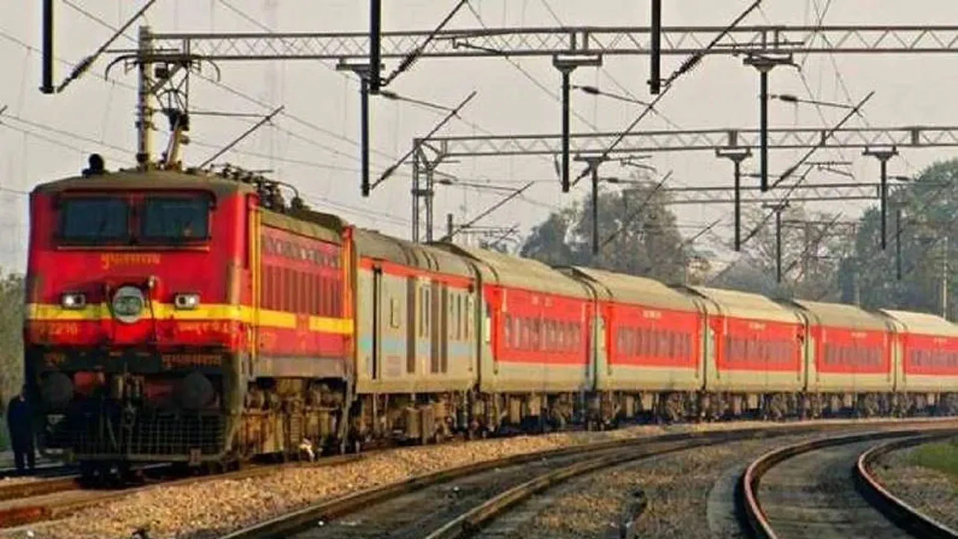 UP: दिवाली और छठ पर ट्रेनें फुल, अधिक भीड़ रोकने को बढ़ाई सतर्कता