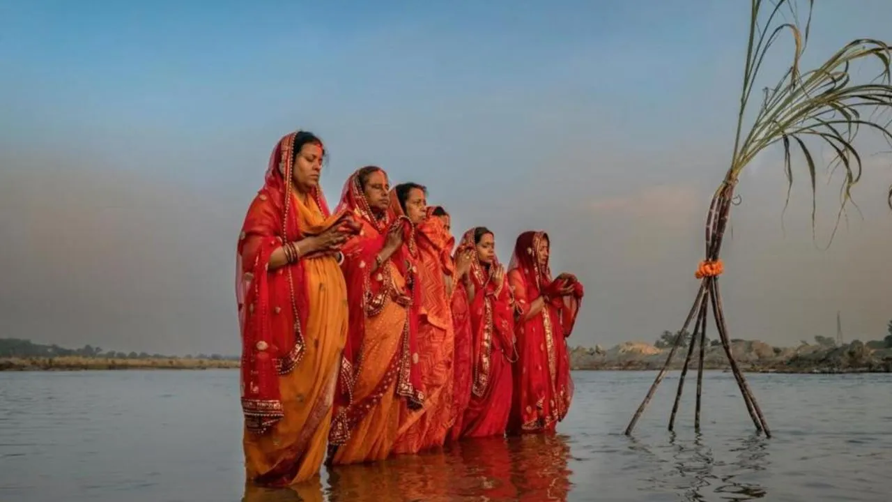 बदइंतजामी की भेट चढ़ा कानपुर का गंगा तट... आधी अधूरी तैयारियों के बीच छठ महापर्व, घरों में पूजा करने को मजबुर श्रद्धालु 