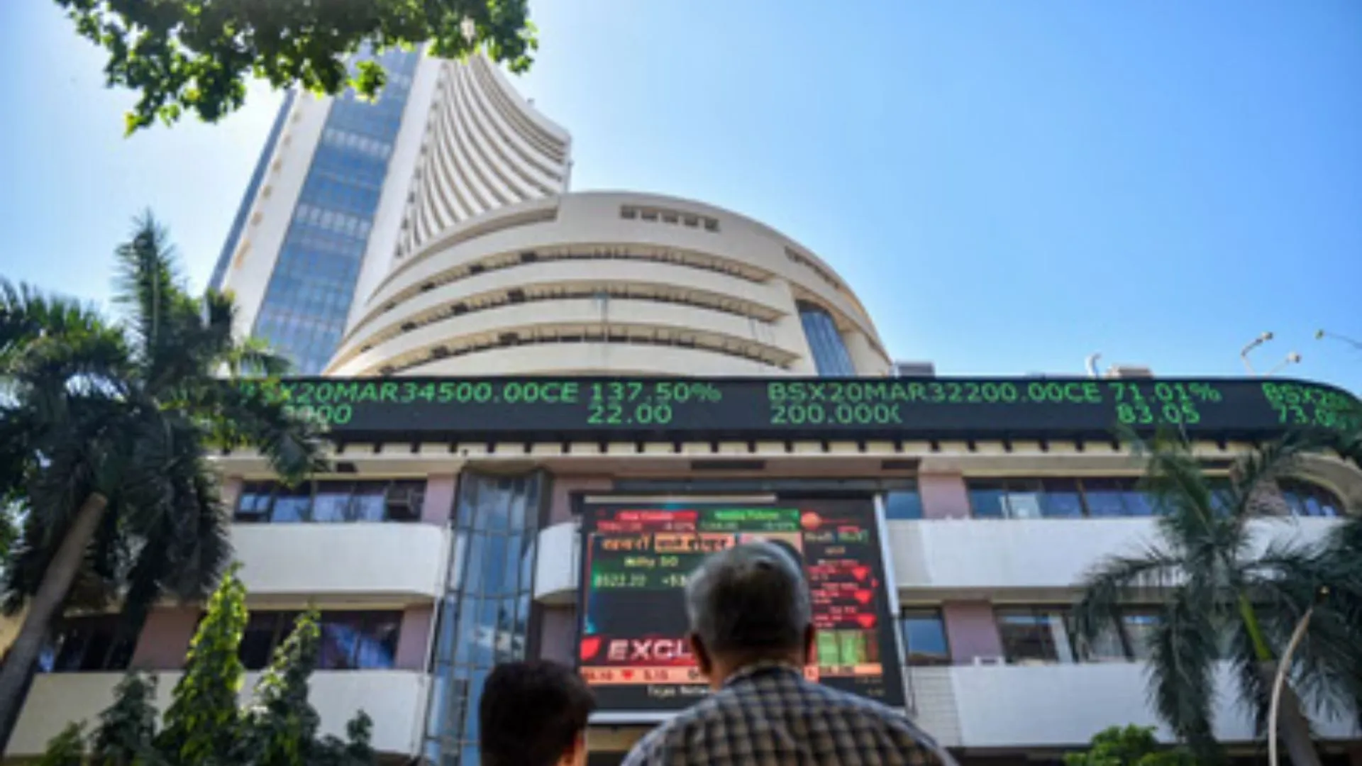 Stock Market Closed: लिवाली से लगातार तीसरे दिन बढ़त के साथ बंद हुए शेयर बाजार... 484 अंक उछला सेंसेक्स, निफ्टी 25,700 पार 