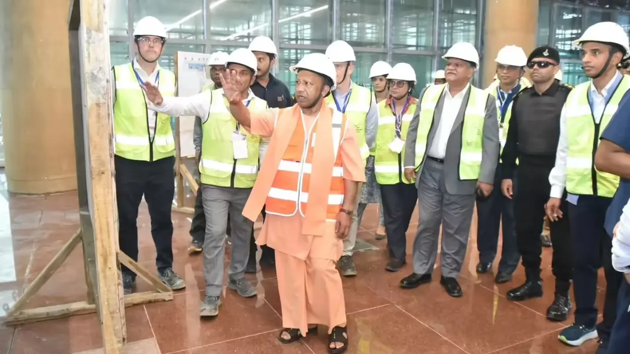 नोएडा इंटरनेशनल एयरपोर्ट पहुंचे मुख्यमंत्री योगी:  निर्माण कार्यों का किया निरीक्षण, आ गया बड़ा अपडेट  