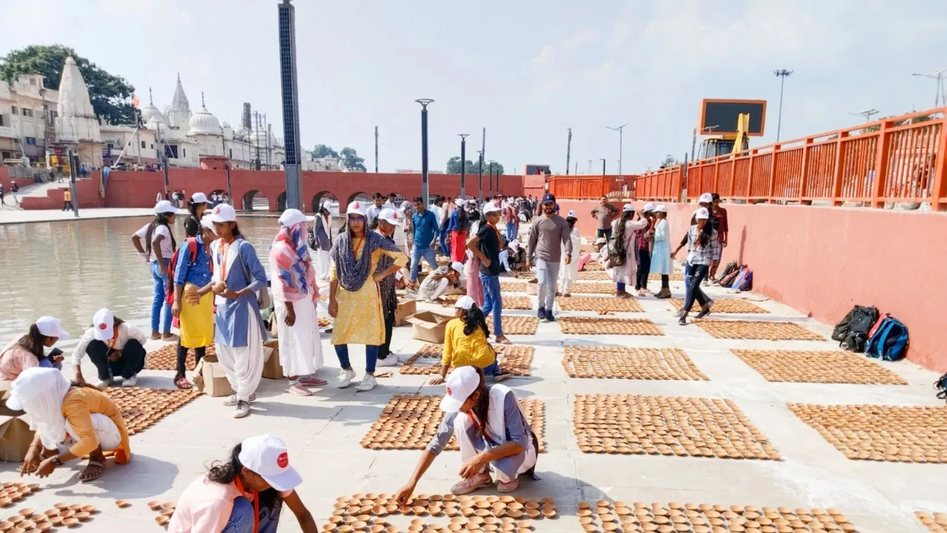 अयोध्या में 56 घाटों पर बिछ गए 28 लाख में से 60 % दिए... स्वयं सेवकों में भरा उत्साह, नोडल अधिकारी समेत टीम की थपथपाई पीठ