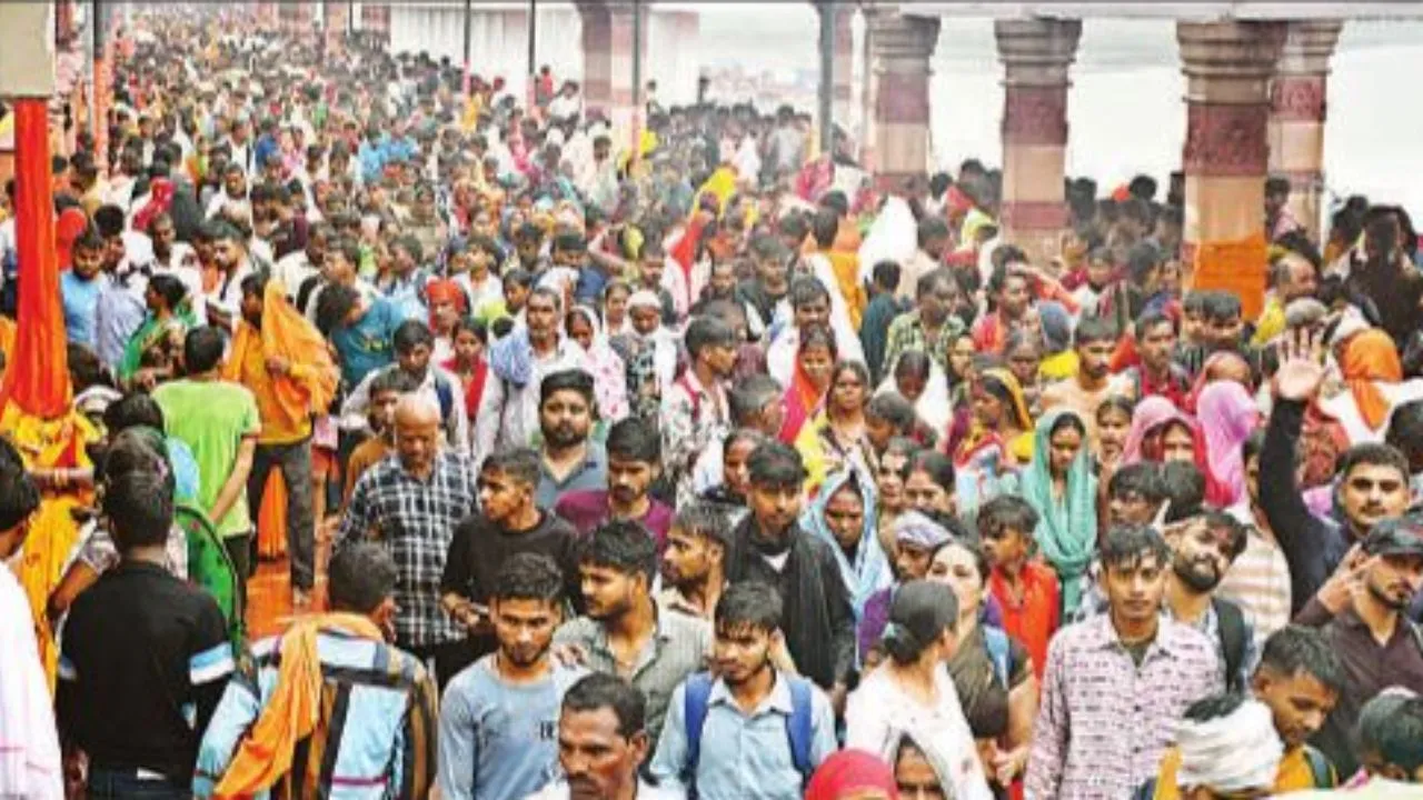 बारिश ने ली परीक्षा, 25 लाख परिक्रमार्थी पास...नहीं थमी आस्था, जय श्रीराम का जयकारा लगाते हुए पूरी की 14 कोसी परिक्रमा