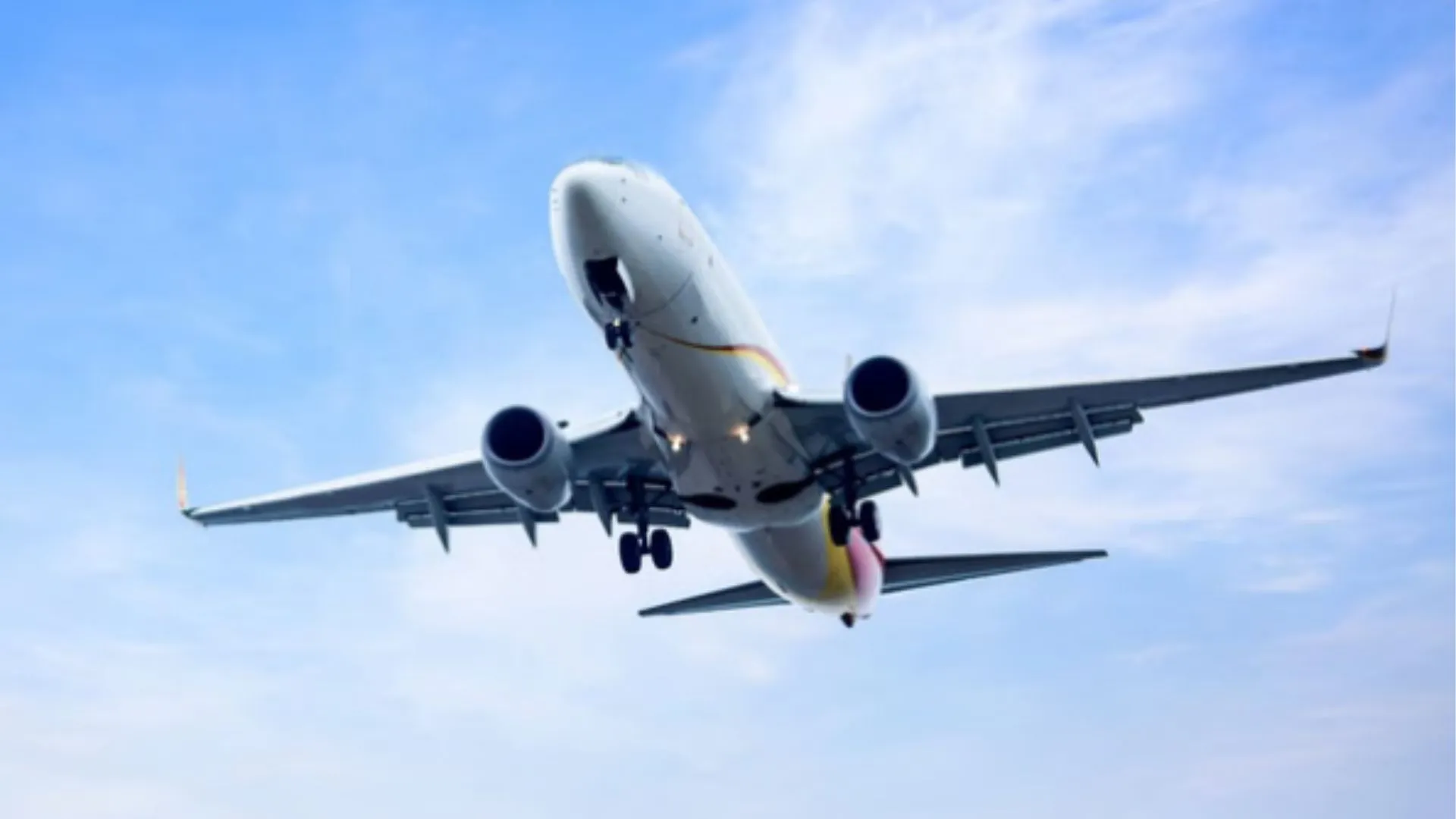 दिल्ली से वाराणसी जा रही इंडिगो एयरलाइंस की उड़ान लखनऊ डायवर्ट, डेढ़ घंटे तक विमान में बैठे रहे यात्री  