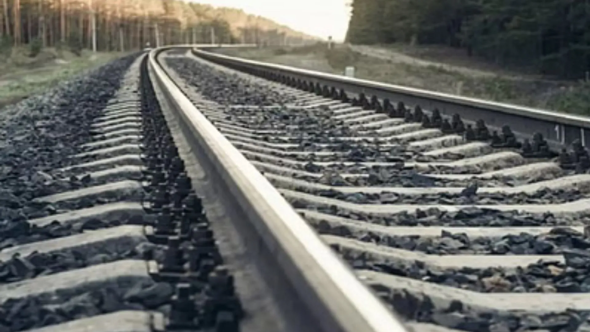 वाराणसी में महिला की ट्रेन की चपेट में आने से मौत, रेलवे प्रशासन पर लापरवाही का आरोप  