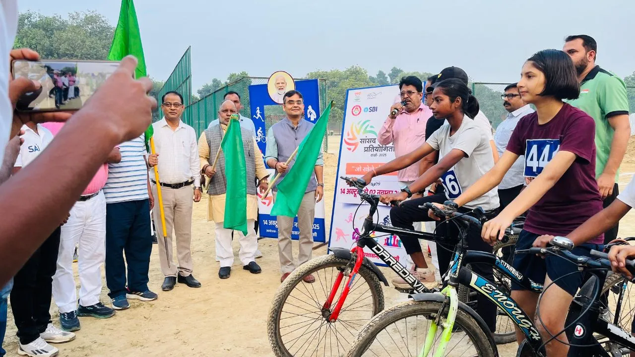 Cyclothon-2025 :  वाराणसी में बच्चों ने दिखाई ऊर्जा...DM ने दिखाई साईकिल प्रतियोगिता को हरी झंडी 