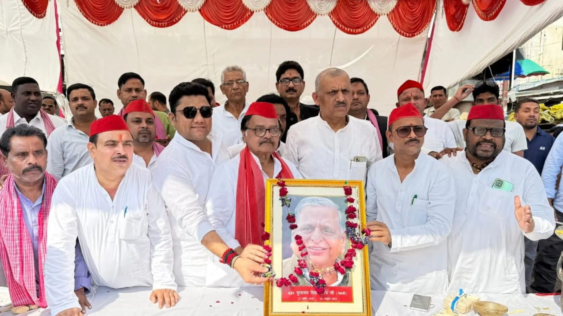  मुलायम सिंह यादव की पुण्यतिथि मनाई गई: परेड में नेताजी को सपा कार्यकर्ताओं ने दी श्रद्धांजलि, उनके संघर्षों को किया याद