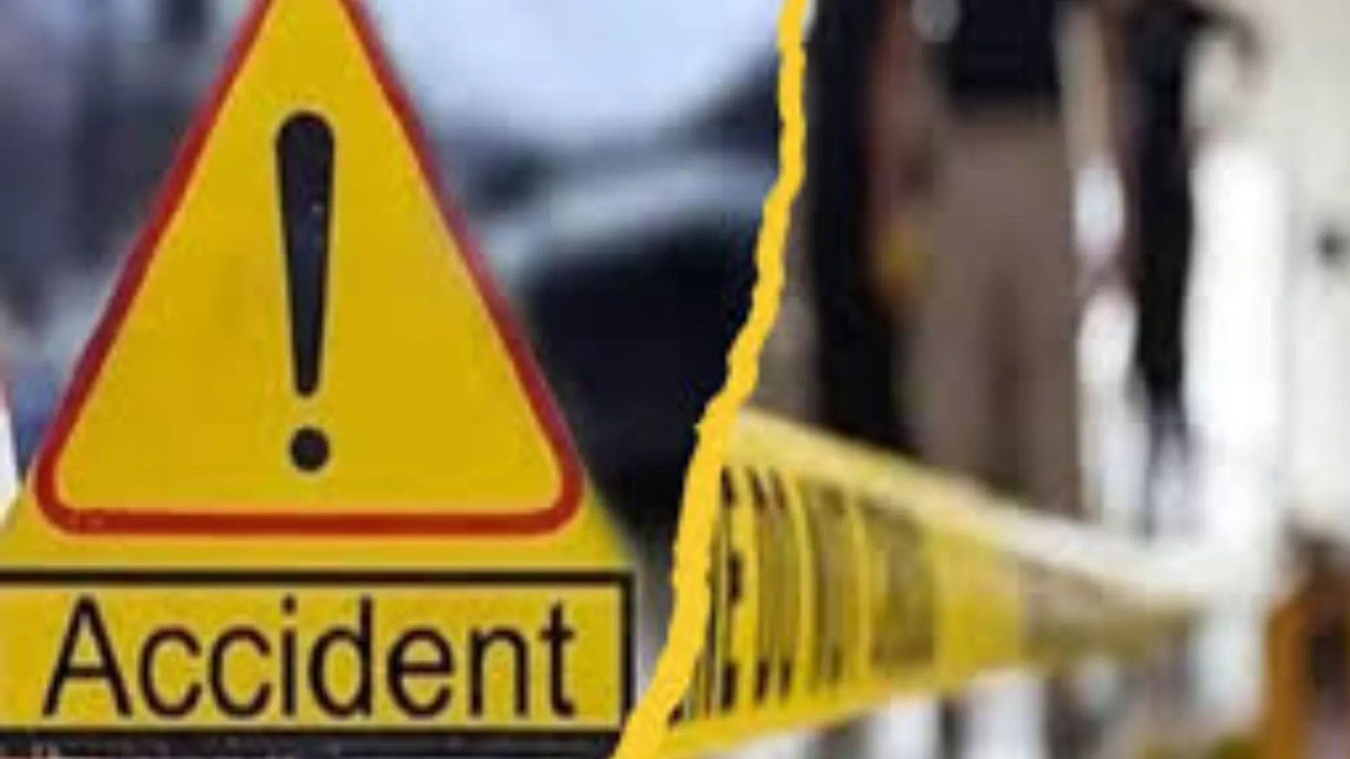 वाराणसी में तेज रफ़्तार का कहर... खड़े ट्रक में जा घुसी कार, तीन की हालत गंभीर 1 की मौत